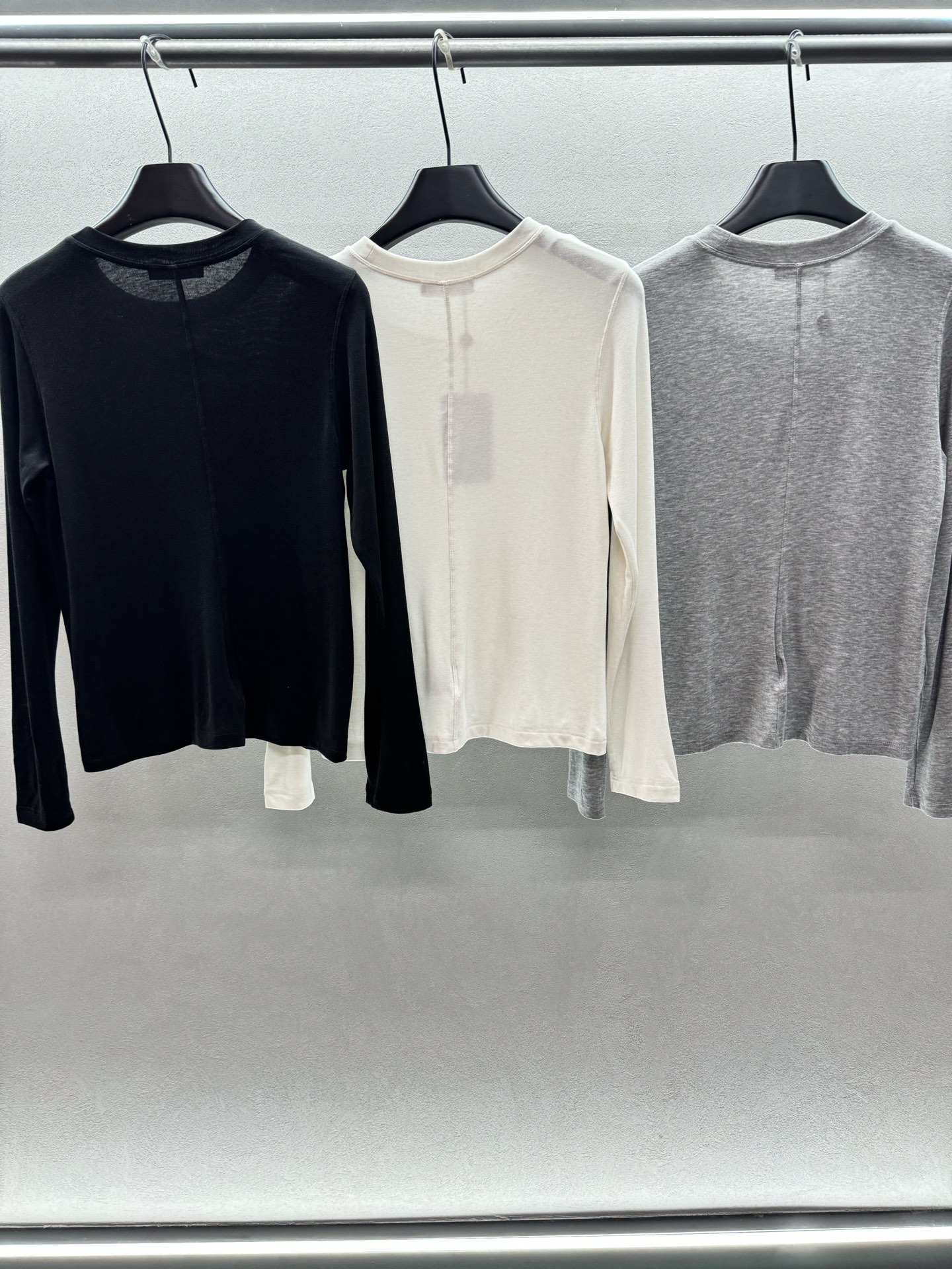 ￼ ❄️2025 Autumn and Winter❄️！Loro Pia*na三色刺绣logo上衣长袖