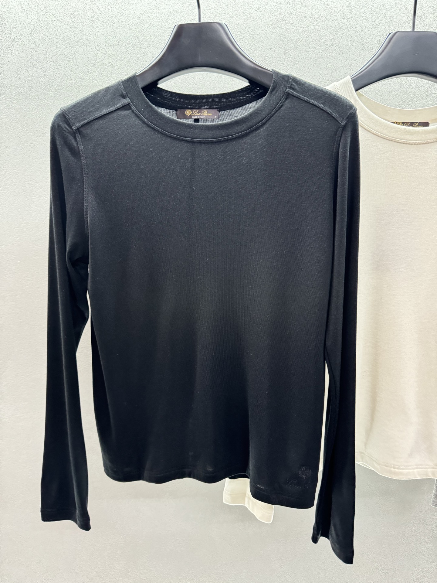 ￼ ❄️2025 Autumn and Winter❄️！Loro Pia*na三色刺绣logo上衣长袖