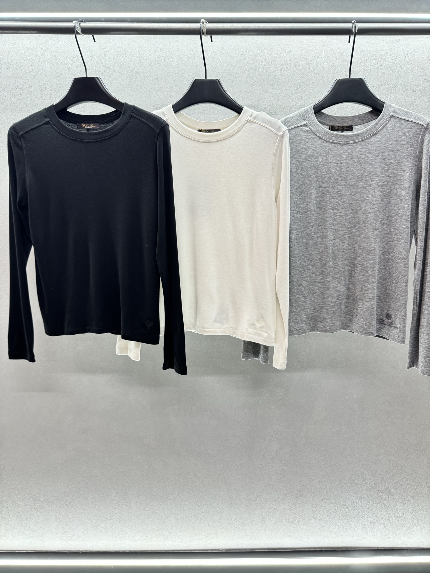 ￼ ❄️2025 Autumn and Winter❄️！Loro Pia*na三色刺绣logo上衣长袖