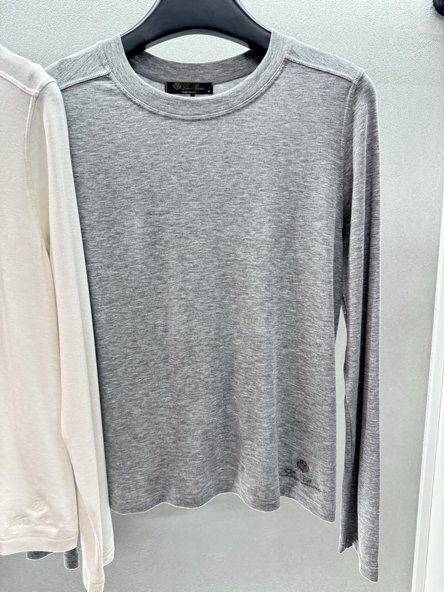 ￼ ❄️2025 Autumn and Winter❄️！Loro Pia*na三色刺绣logo上衣长袖