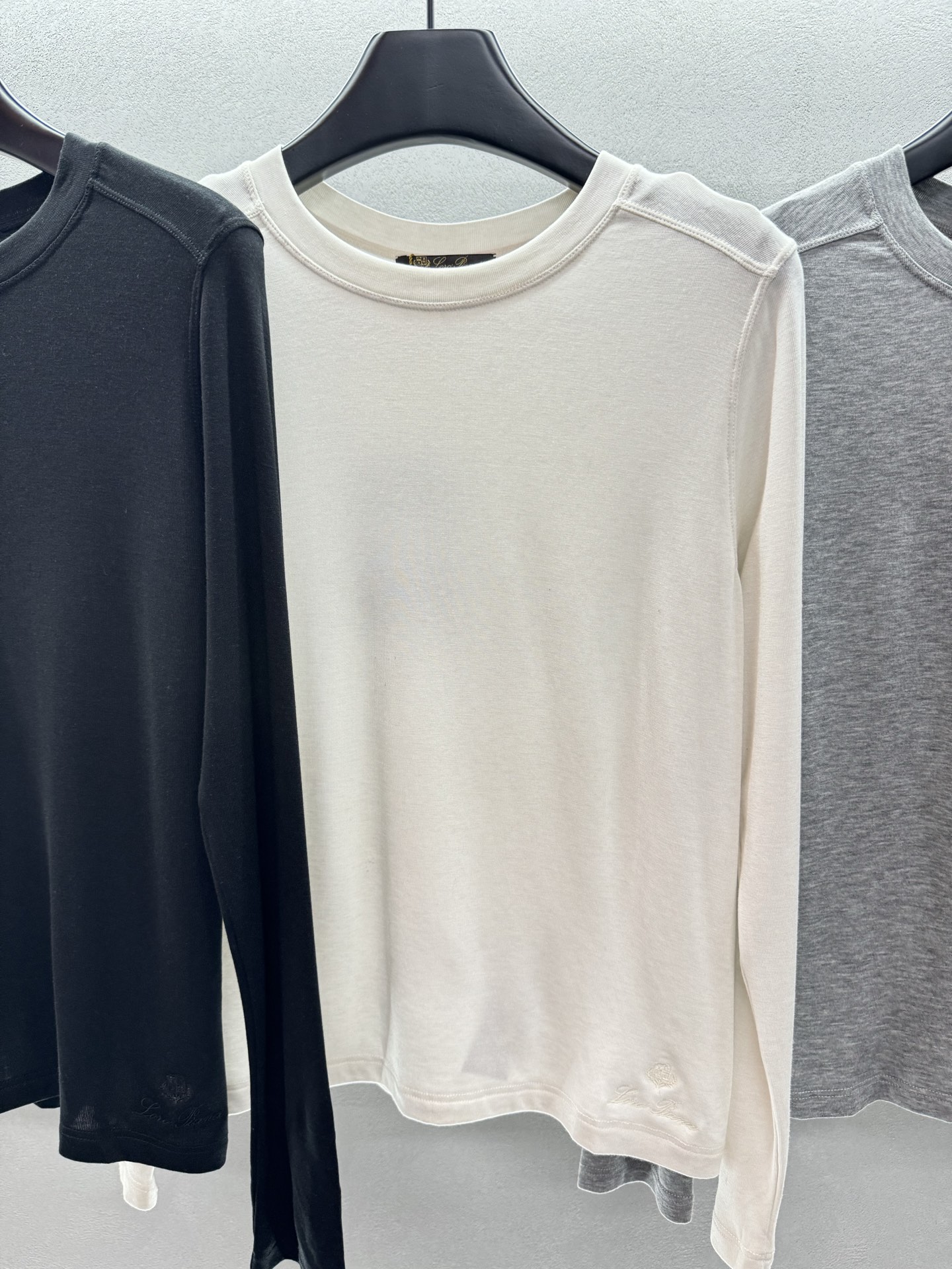 ￼ ❄️2025 Autumn and Winter❄️！Loro Pia*na三色刺绣logo上衣长袖