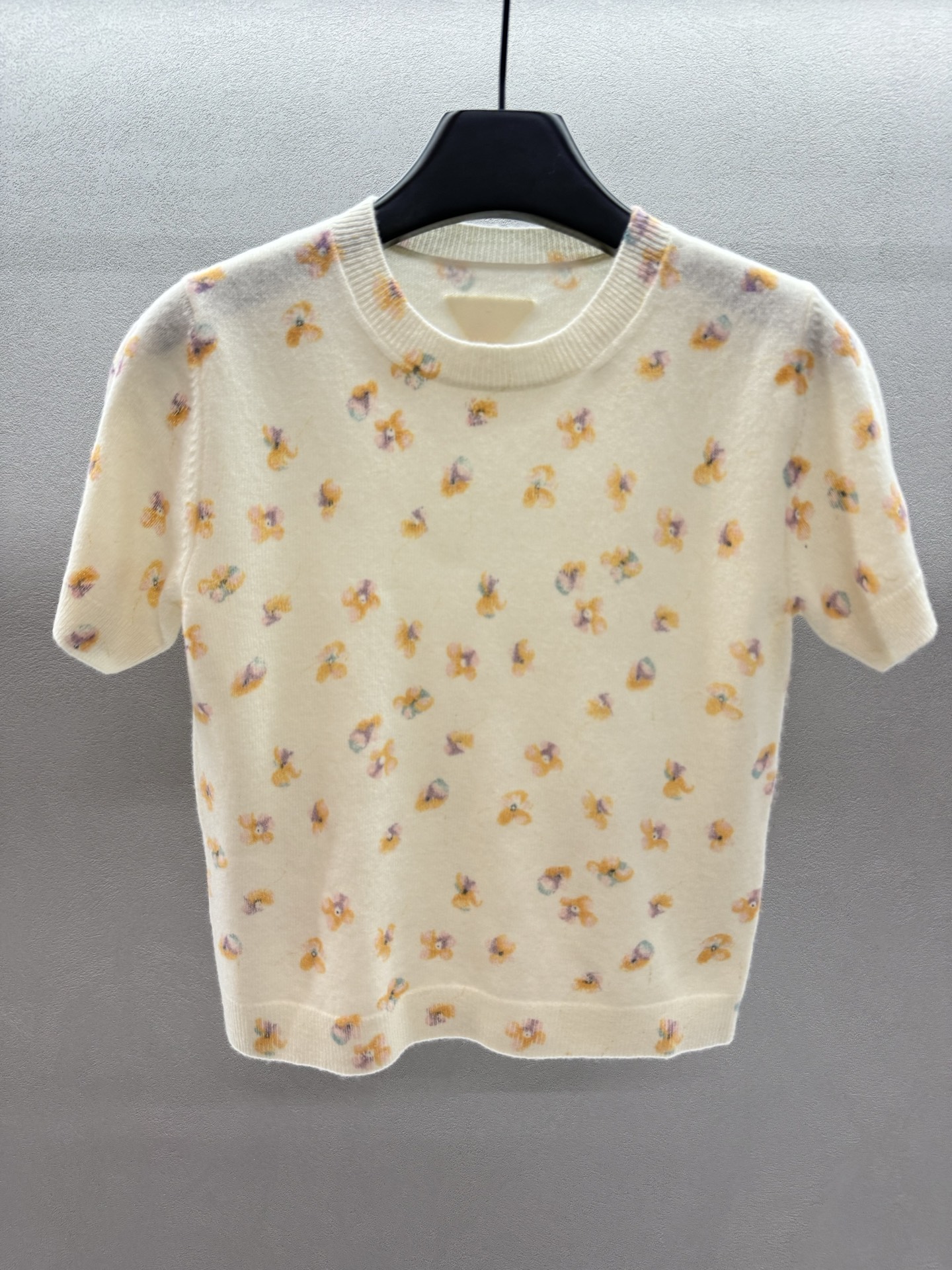 ￼ ❄️2025 Autumn and Winter❄️！Prad*，绵羊毛短袖针织，面料舒适，温柔裹身