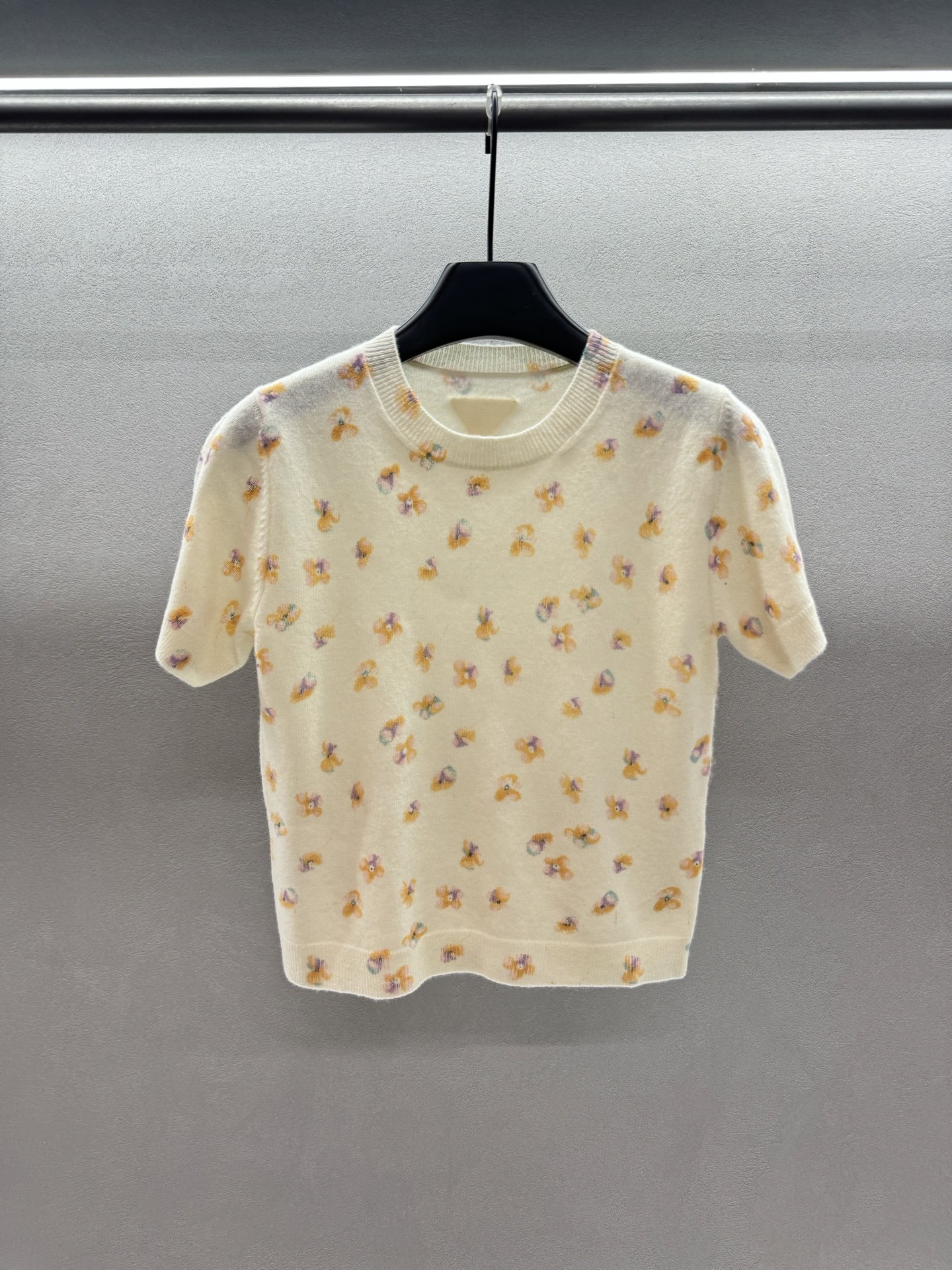 ￼ ❄️2025 Autumn and Winter❄️！Prad*，绵羊毛短袖针织，面料舒适，温柔裹身