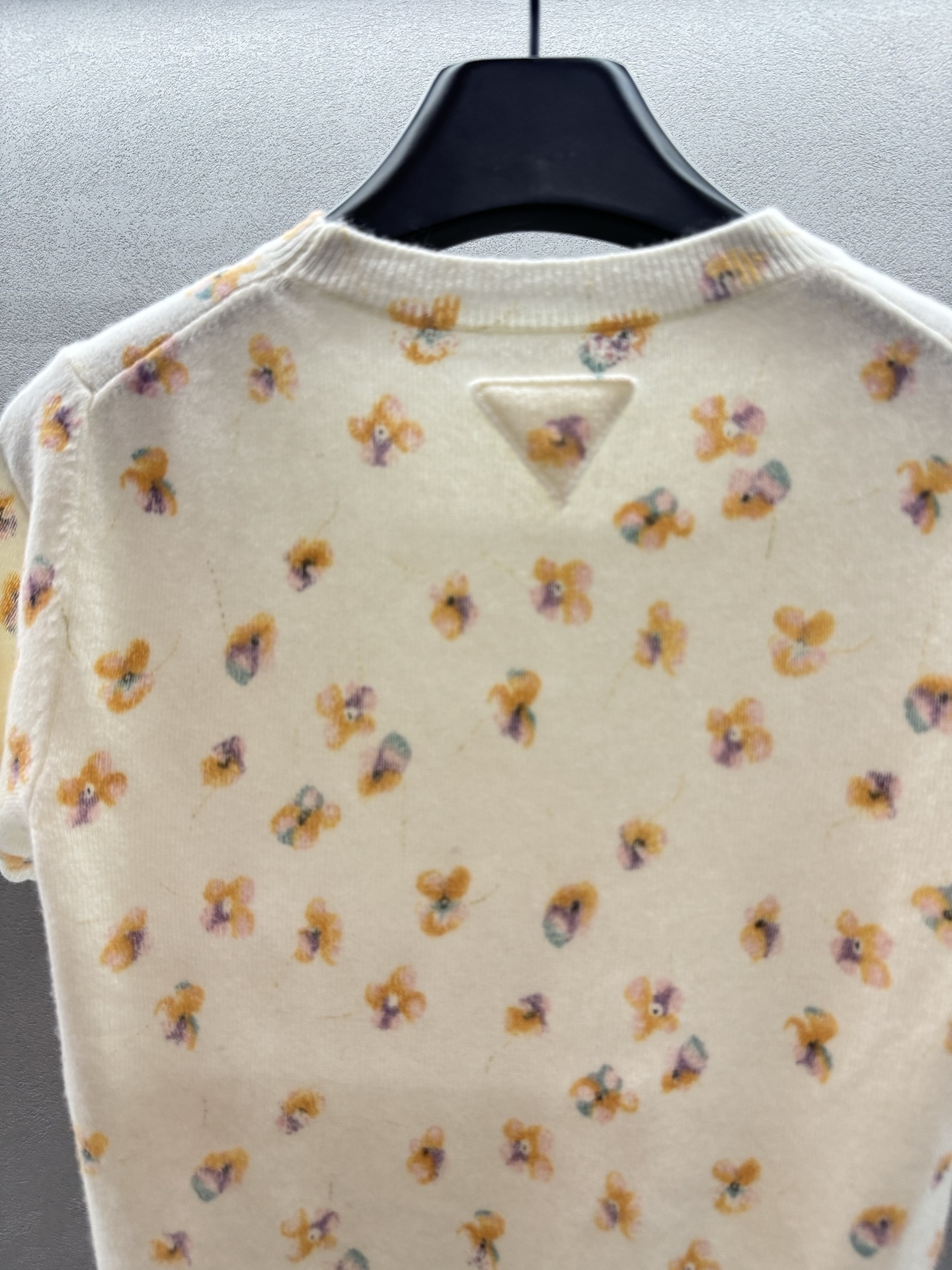 ￼ ❄️2025 Autumn and Winter❄️！Prad*，绵羊毛短袖针织，面料舒适，温柔裹身