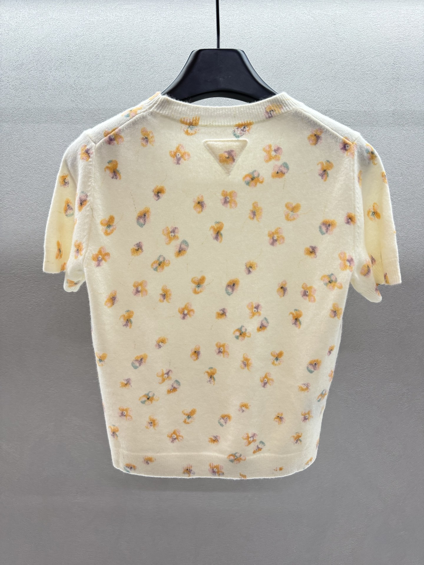 ￼ ❄️2025 Autumn and Winter❄️！Prad*，绵羊毛短袖针织，面料舒适，温柔裹身