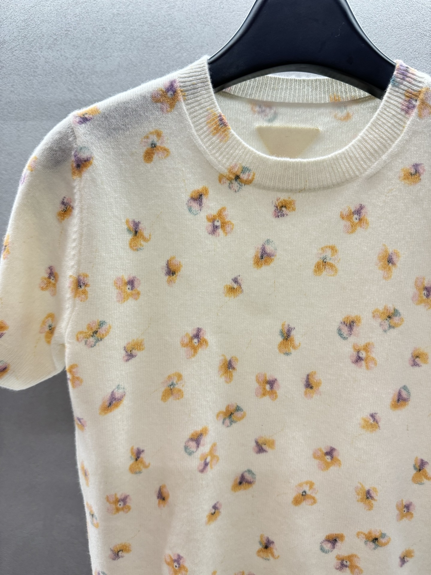 ￼ ❄️2025 Autumn and Winter❄️！Prad*，绵羊毛短袖针织，面料舒适，温柔裹身