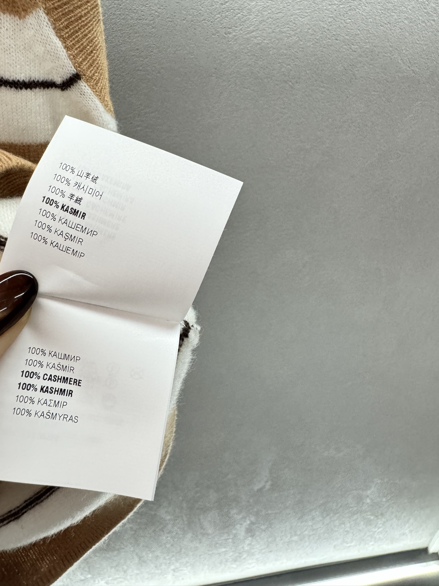 ￼ ❄️2025 Autumn and Winter❄️！MiuMi*，山羊绒V领马甲背心，东京快闪店限