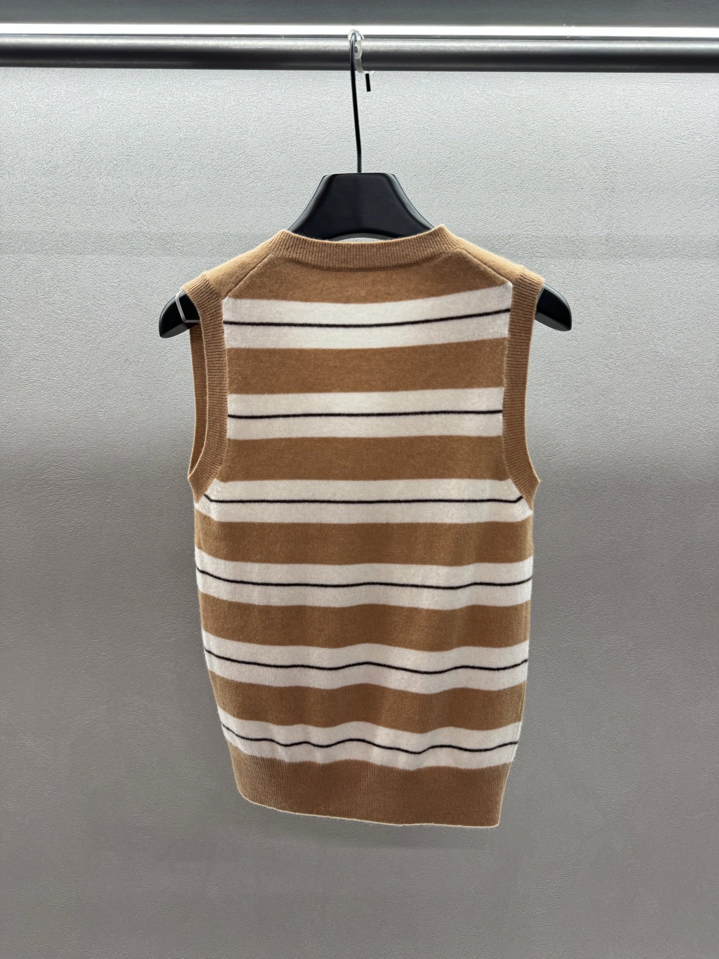 ￼ ❄️2025 Autumn and Winter❄️！MiuMi*，山羊绒V领马甲背心，东京快闪店限