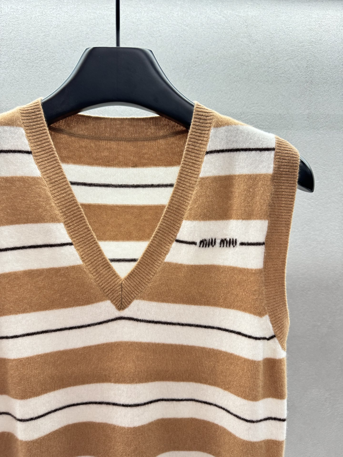 ￼ ❄️2025 Autumn and Winter❄️！MiuMi*，山羊绒V领马甲背心，东京快闪店限