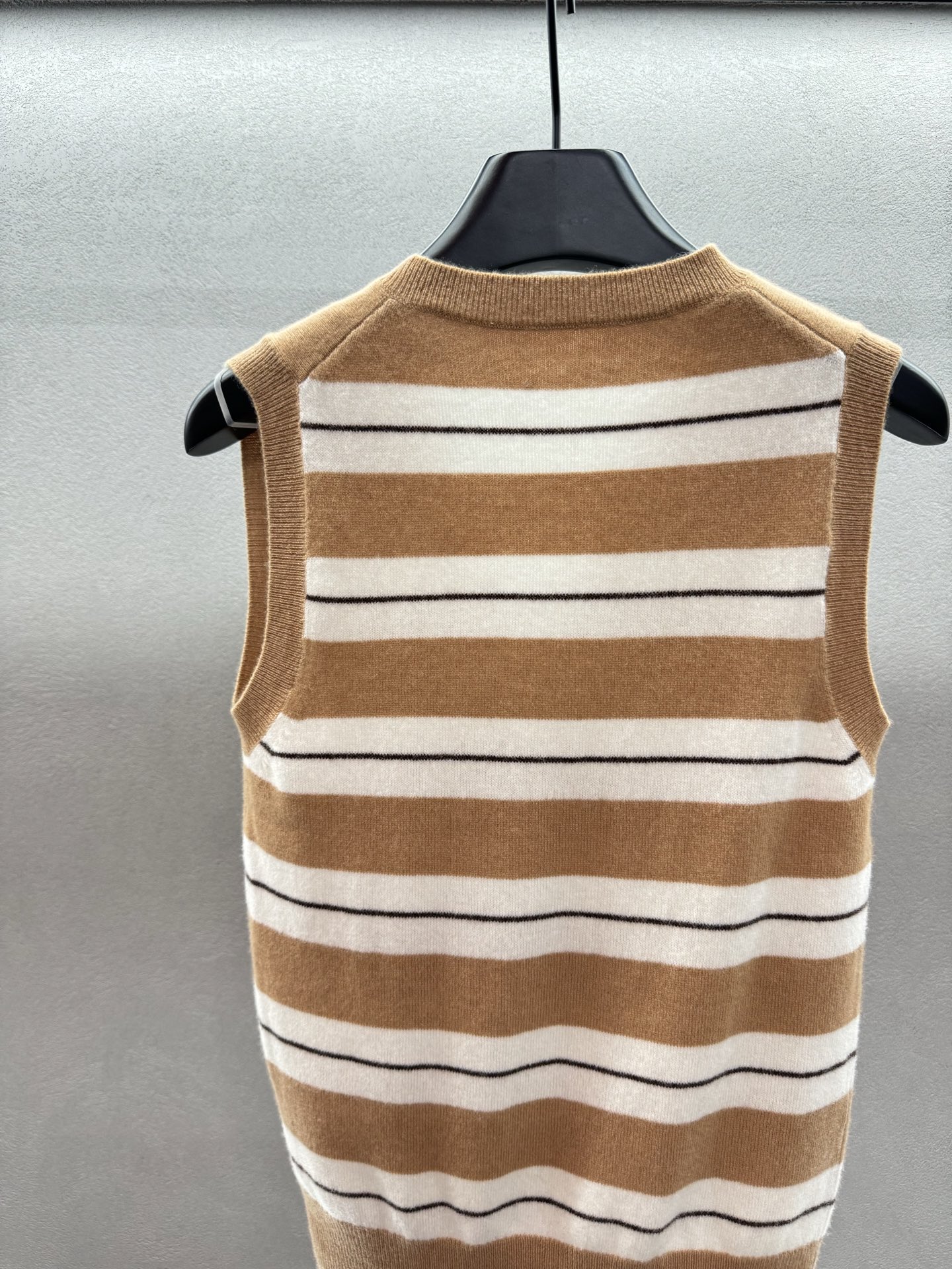 ￼ ❄️2025 Autumn and Winter❄️！MiuMi*，山羊绒V领马甲背心，东京快闪店限