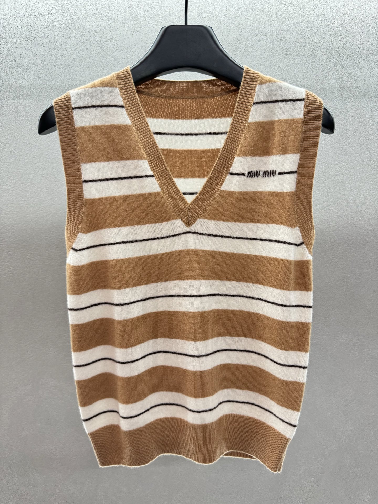 ￼ ❄️2025 Autumn and Winter❄️！MiuMi*，山羊绒V领马甲背心，东京快闪店限