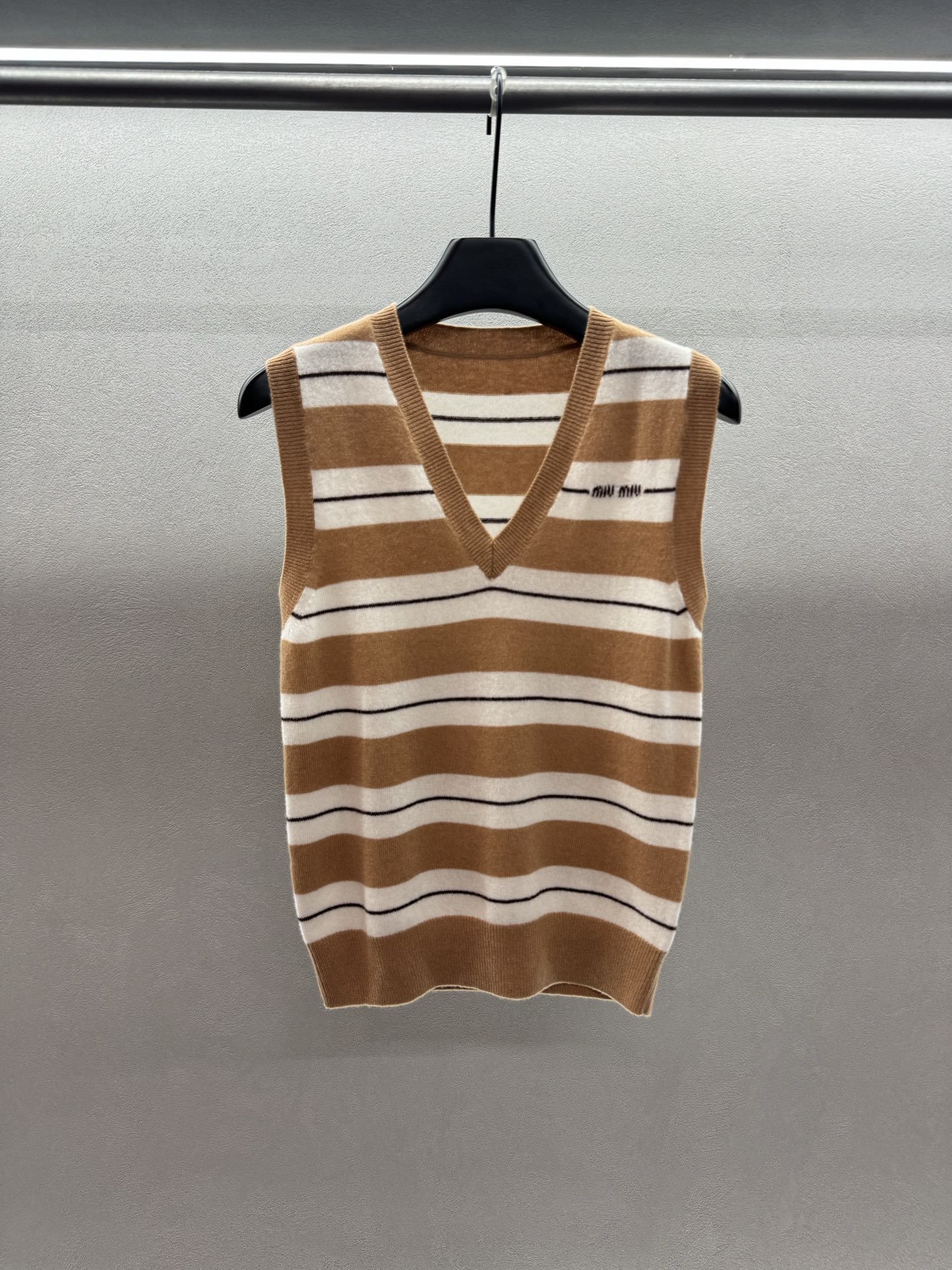 ￼ ❄️2025 Autumn and Winter❄️！MiuMi*，山羊绒V领马甲背心，东京快闪店限