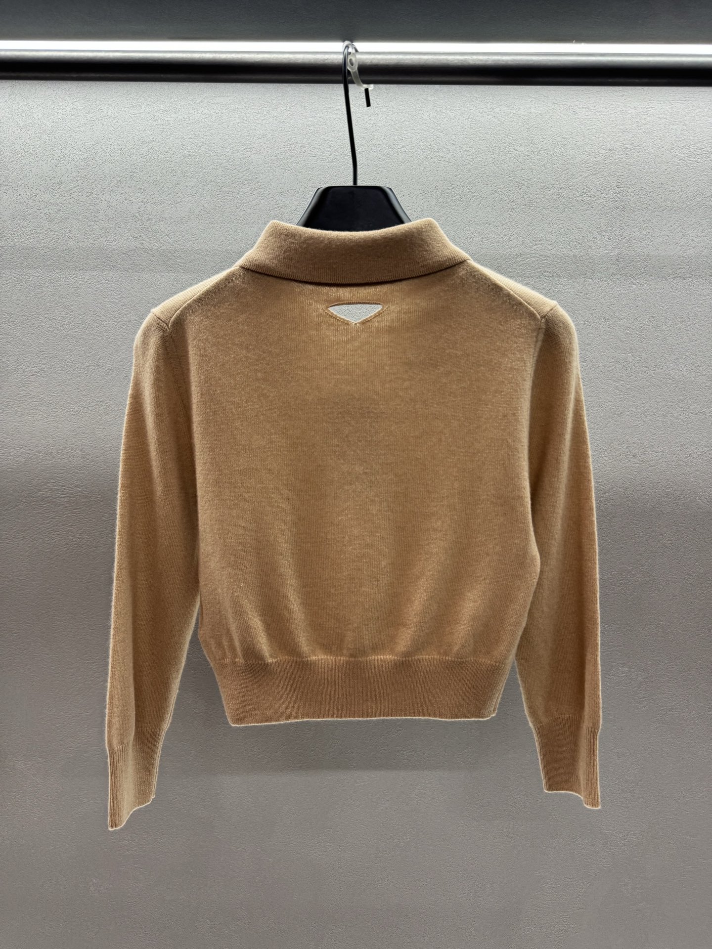 ￼ ❄️2025 Autumn and Winter❄️！Prad*，羊毛短款Polo上衣，翻领拉链小短