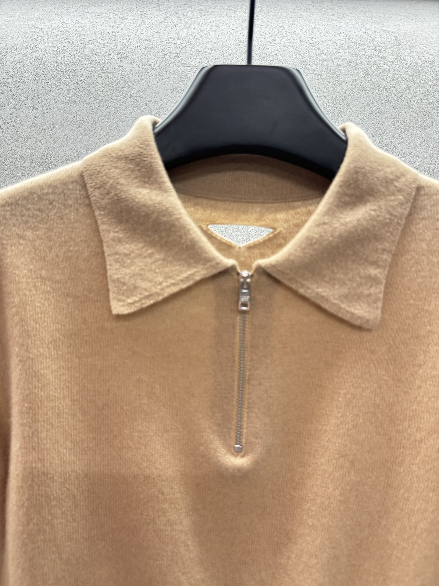 ￼ ❄️2025 Autumn and Winter❄️！Prad*，羊毛短款Polo上衣，翻领拉链小短