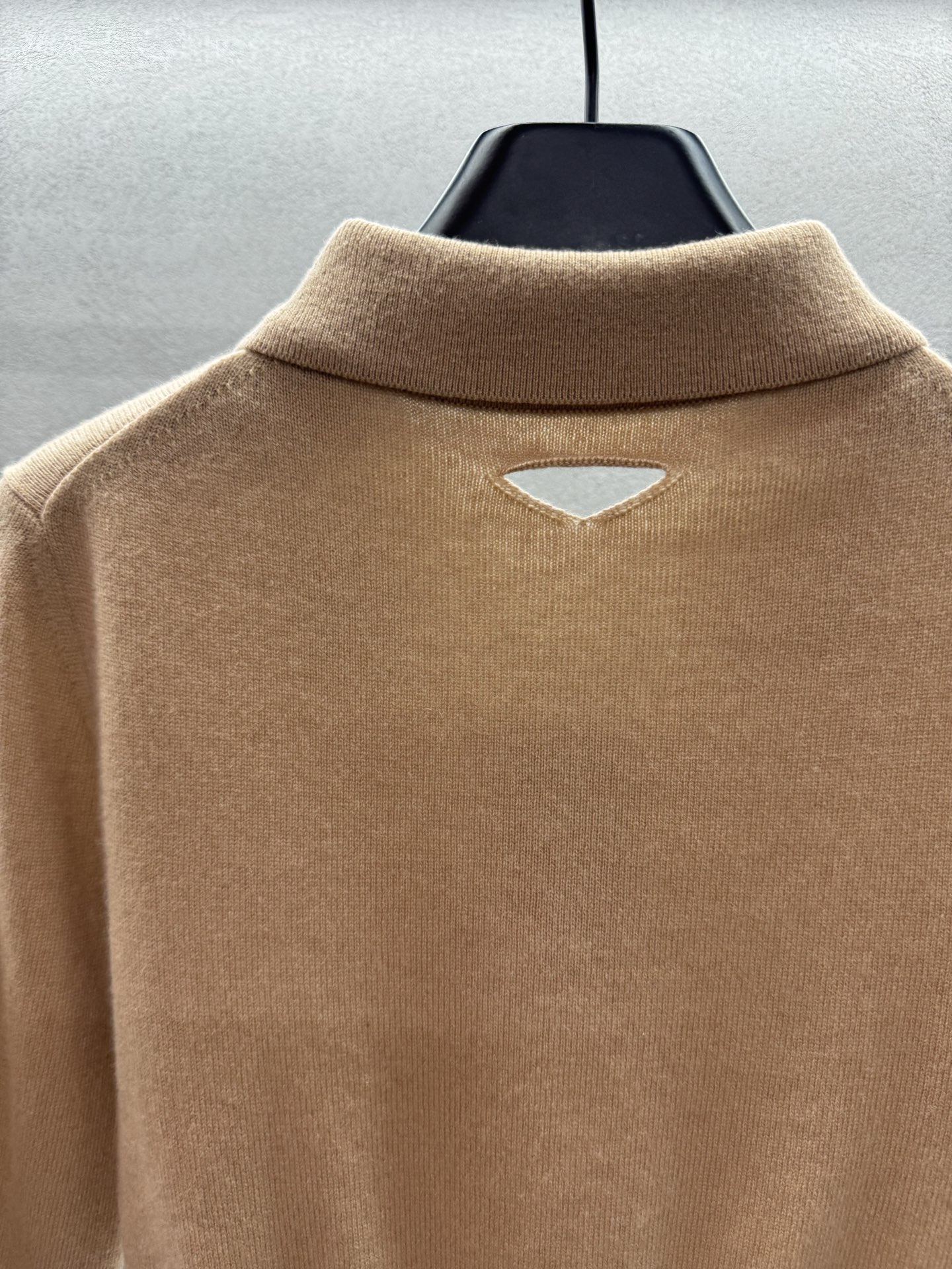 ￼ ❄️2025 Autumn and Winter❄️！Prad*，羊毛短款Polo上衣，翻领拉链小短