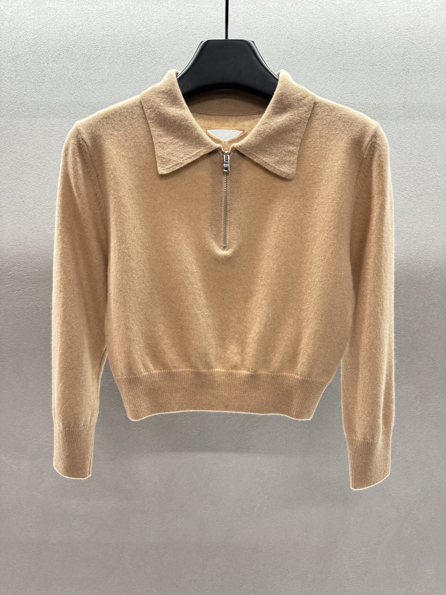 ￼ ❄️2025 Autumn and Winter❄️！Prad*，羊毛短款Polo上衣，翻领拉链小短