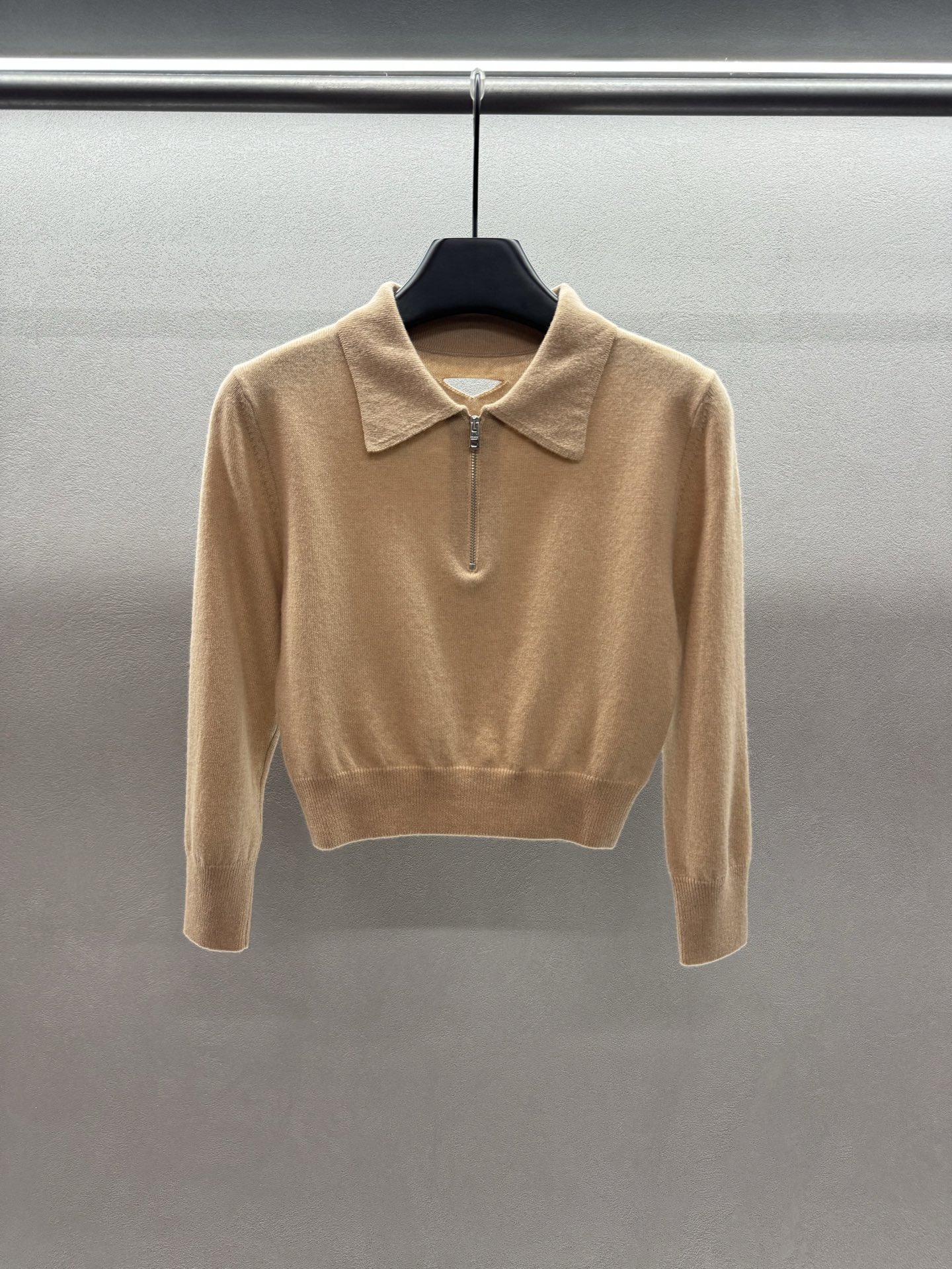 ￼ ❄️2025 Autumn and Winter❄️！Prad*，羊毛短款Polo上衣，翻领拉链小短