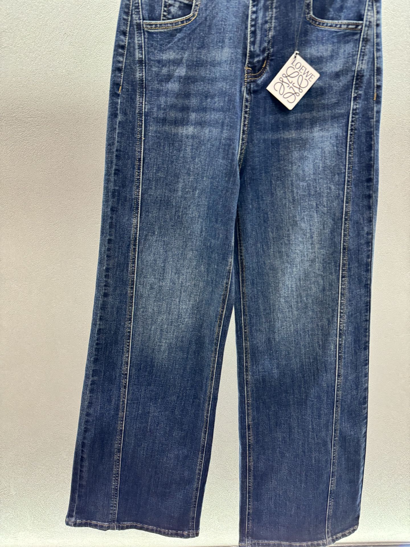 ￼ ❄️2025 Autumn and Winter❄️ ！LOEW*弹力直筒裤，采用酵洗水洗工艺，棉弹