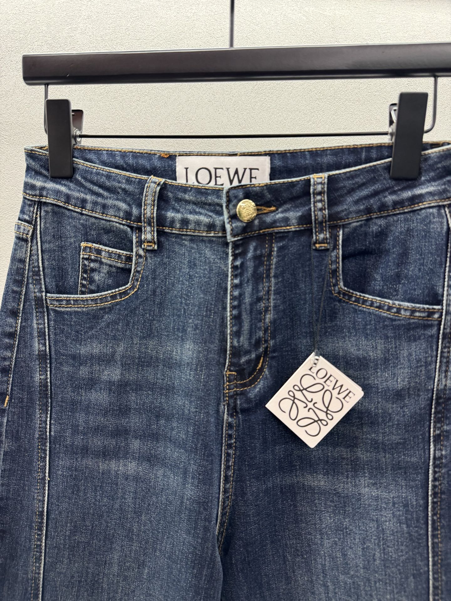 ￼ ❄️2025 Autumn and Winter❄️ ！LOEW*弹力直筒裤，采用酵洗水洗工艺，棉弹