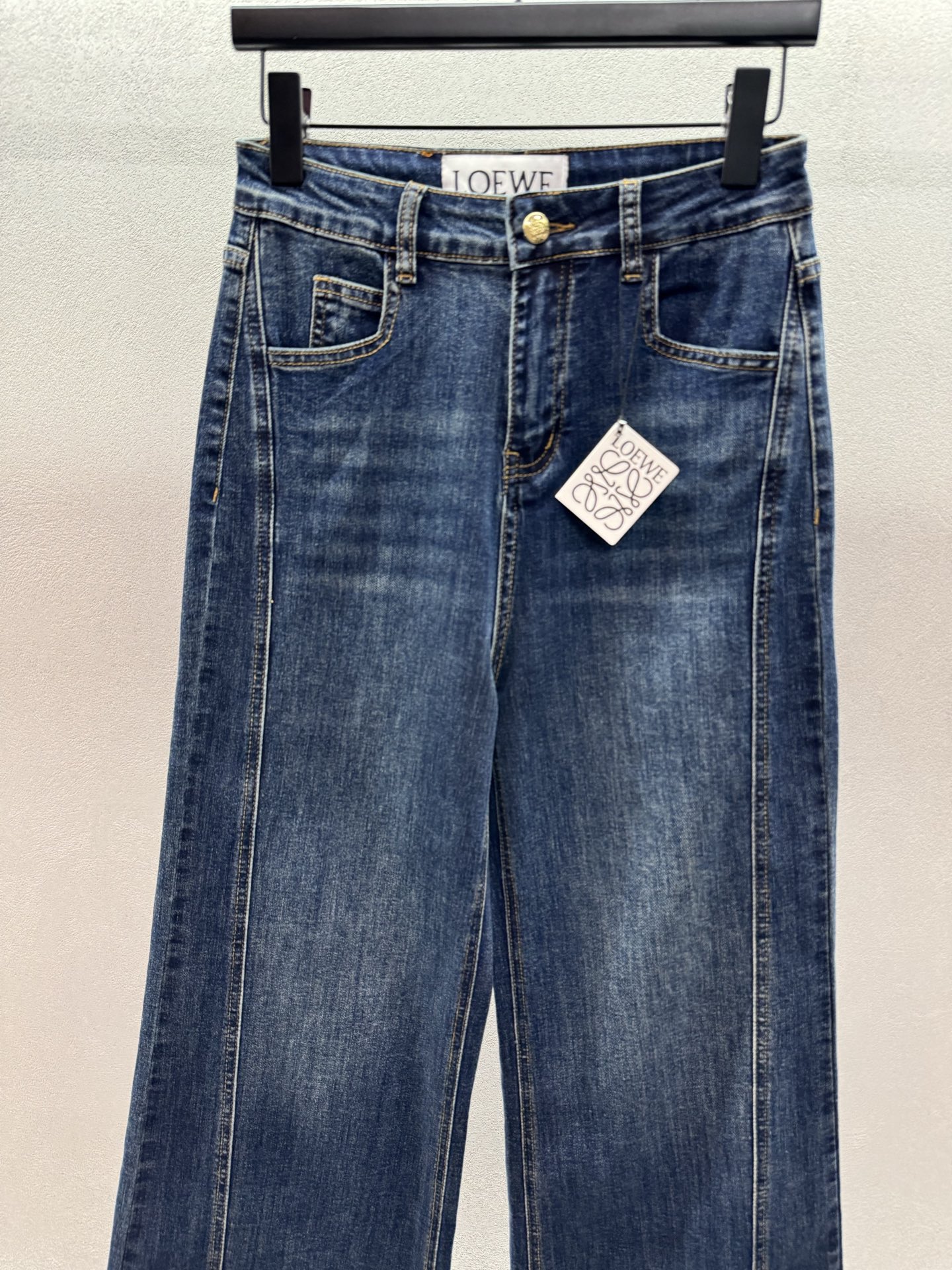 ￼ ❄️2025 Autumn and Winter❄️ ！LOEW*弹力直筒裤，采用酵洗水洗工艺，棉弹