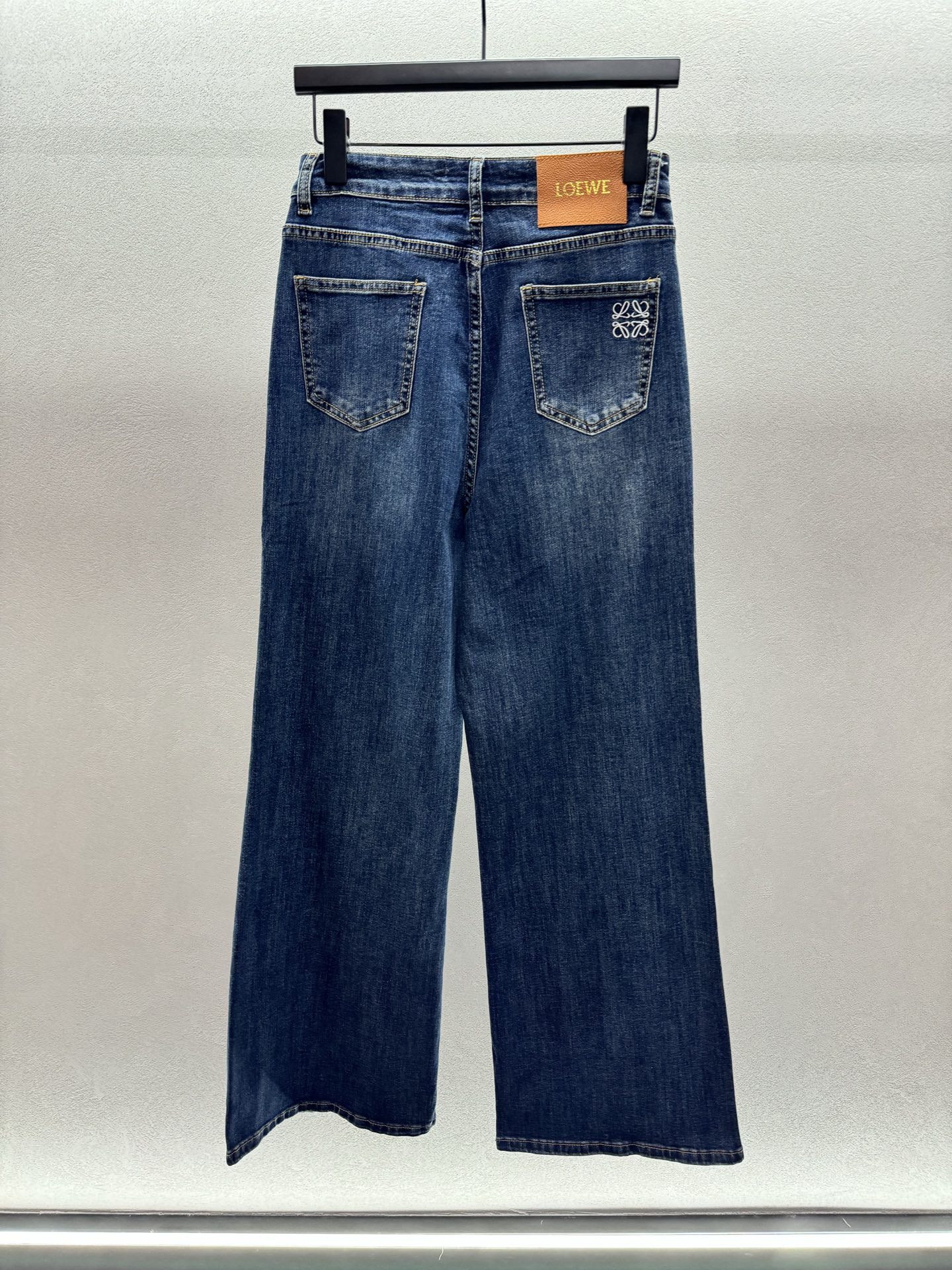 ￼ ❄️2025 Autumn and Winter❄️ ！LOEW*弹力直筒裤，采用酵洗水洗工艺，棉弹