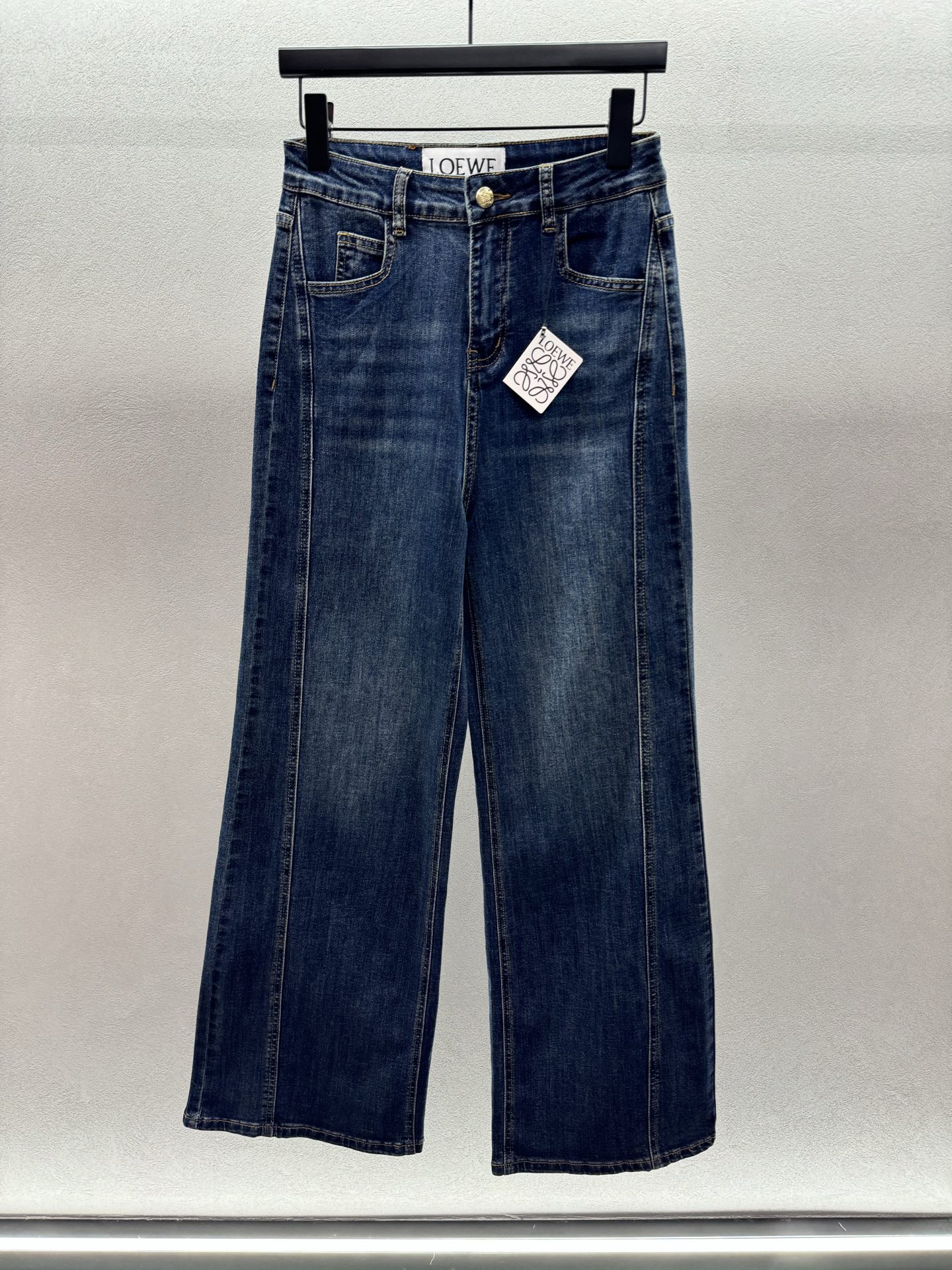 ￼ ❄️2025 Autumn and Winter❄️ ！LOEW*弹力直筒裤，采用酵洗水洗工艺，棉弹