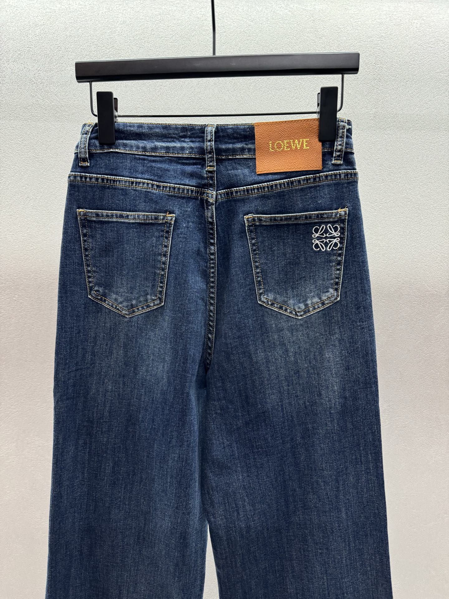 ￼ ❄️2025 Autumn and Winter❄️ ！LOEW*弹力直筒裤，采用酵洗水洗工艺，棉弹