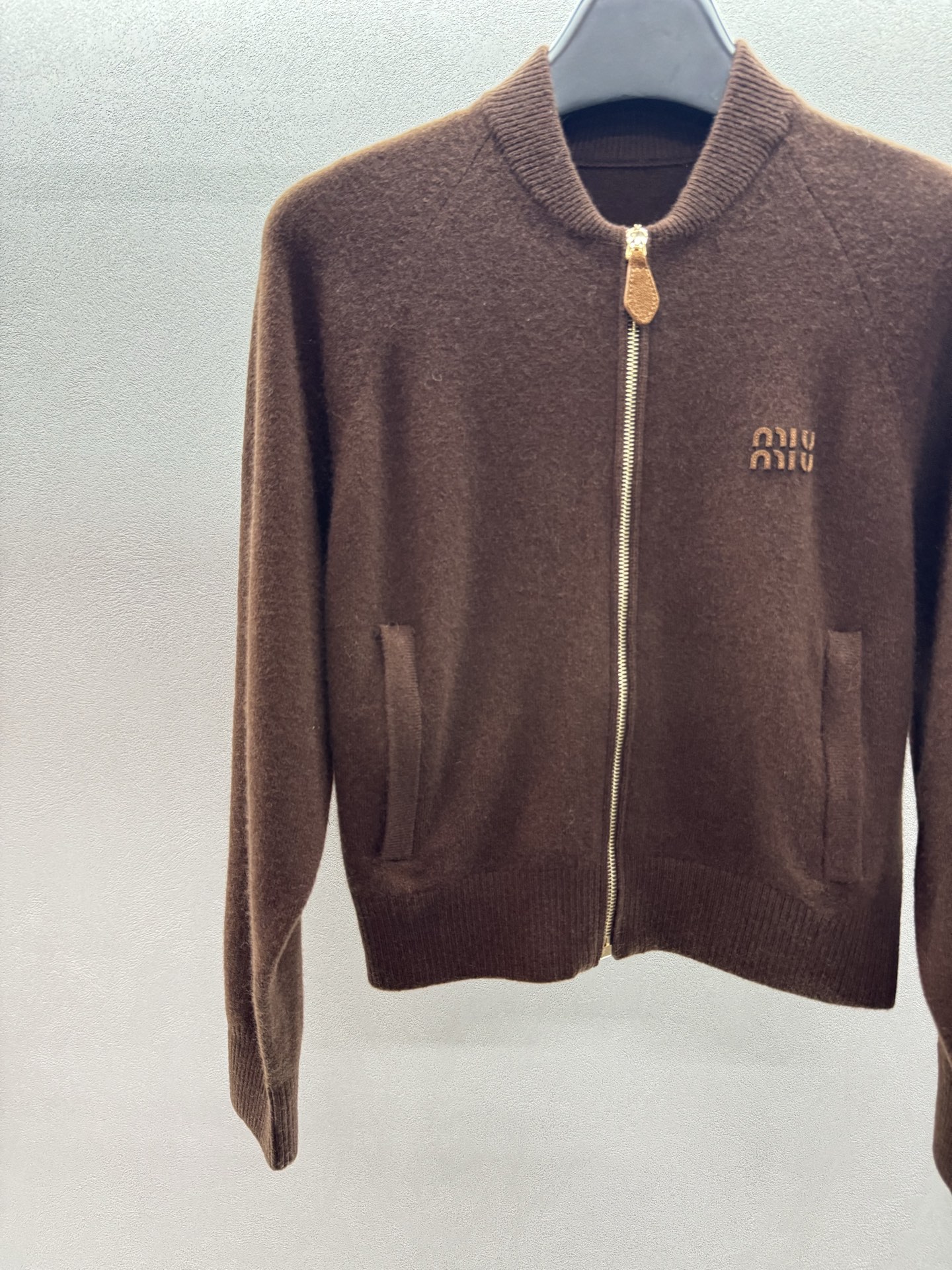 ￼ ❄️2025 Autumn and Winter❄️！MiuMi*，老钱风针织拉链外套，浓郁复古巧克