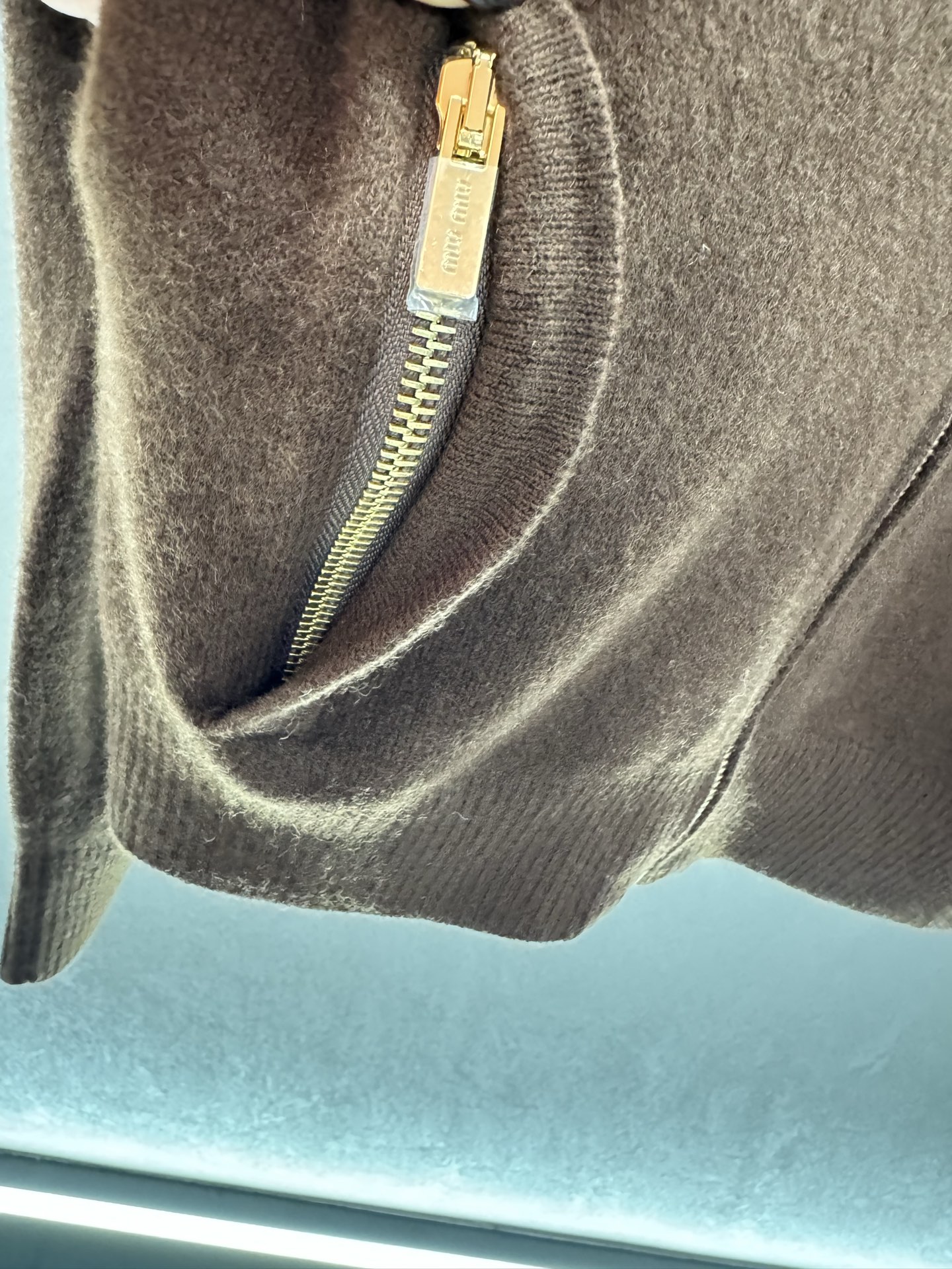 ￼ ❄️2025 Autumn and Winter❄️！MiuMi*，老钱风针织拉链外套，浓郁复古巧克