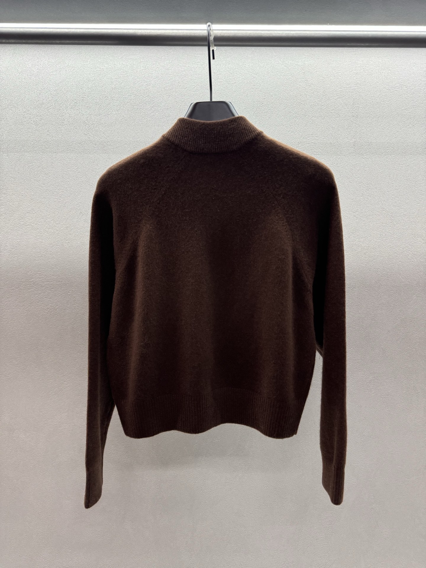 ￼ ❄️2025 Autumn and Winter❄️！MiuMi*，老钱风针织拉链外套，浓郁复古巧克