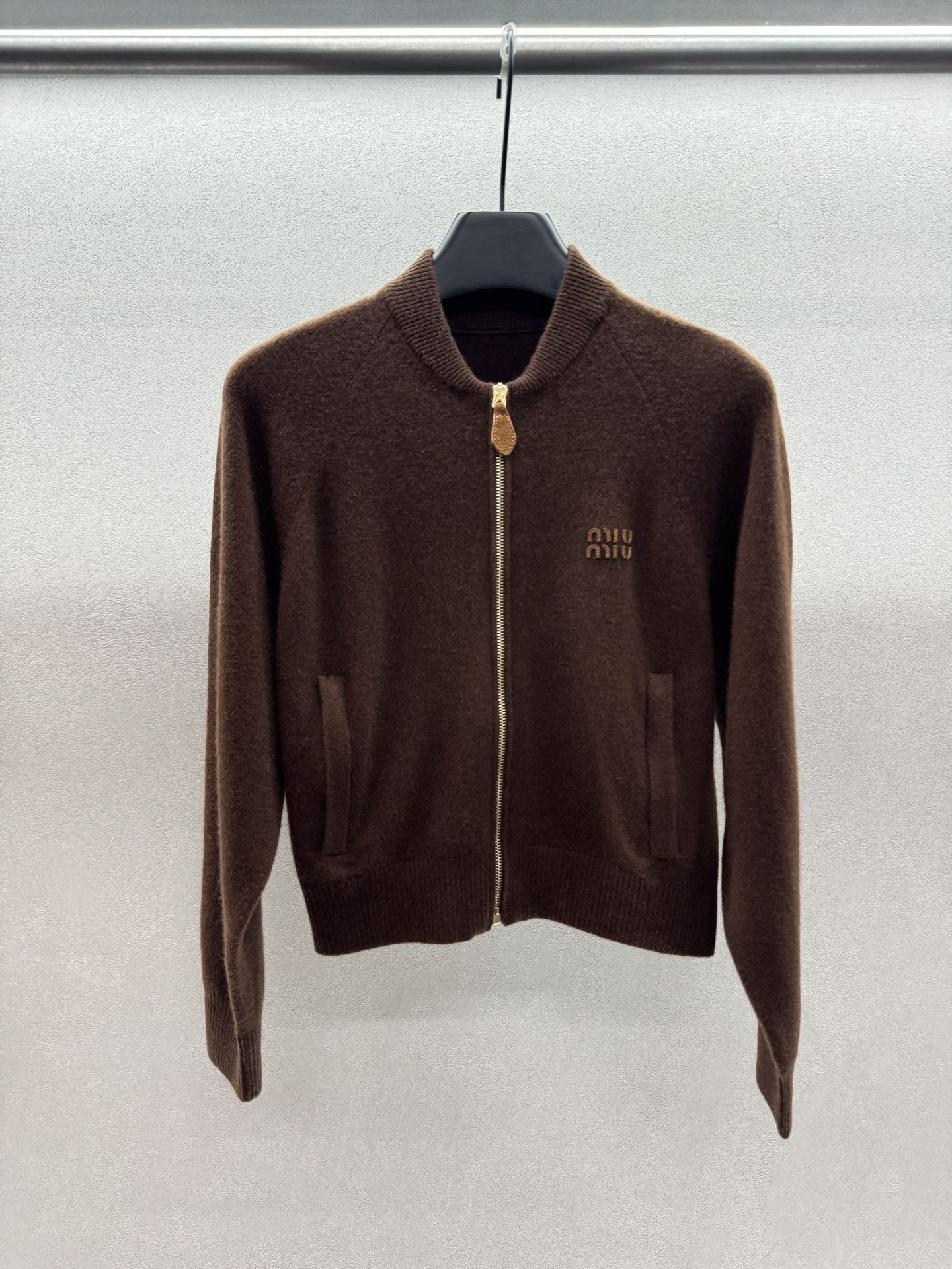 ￼ ❄️2025 Autumn and Winter❄️！MiuMi*，老钱风针织拉链外套，浓郁复古巧克