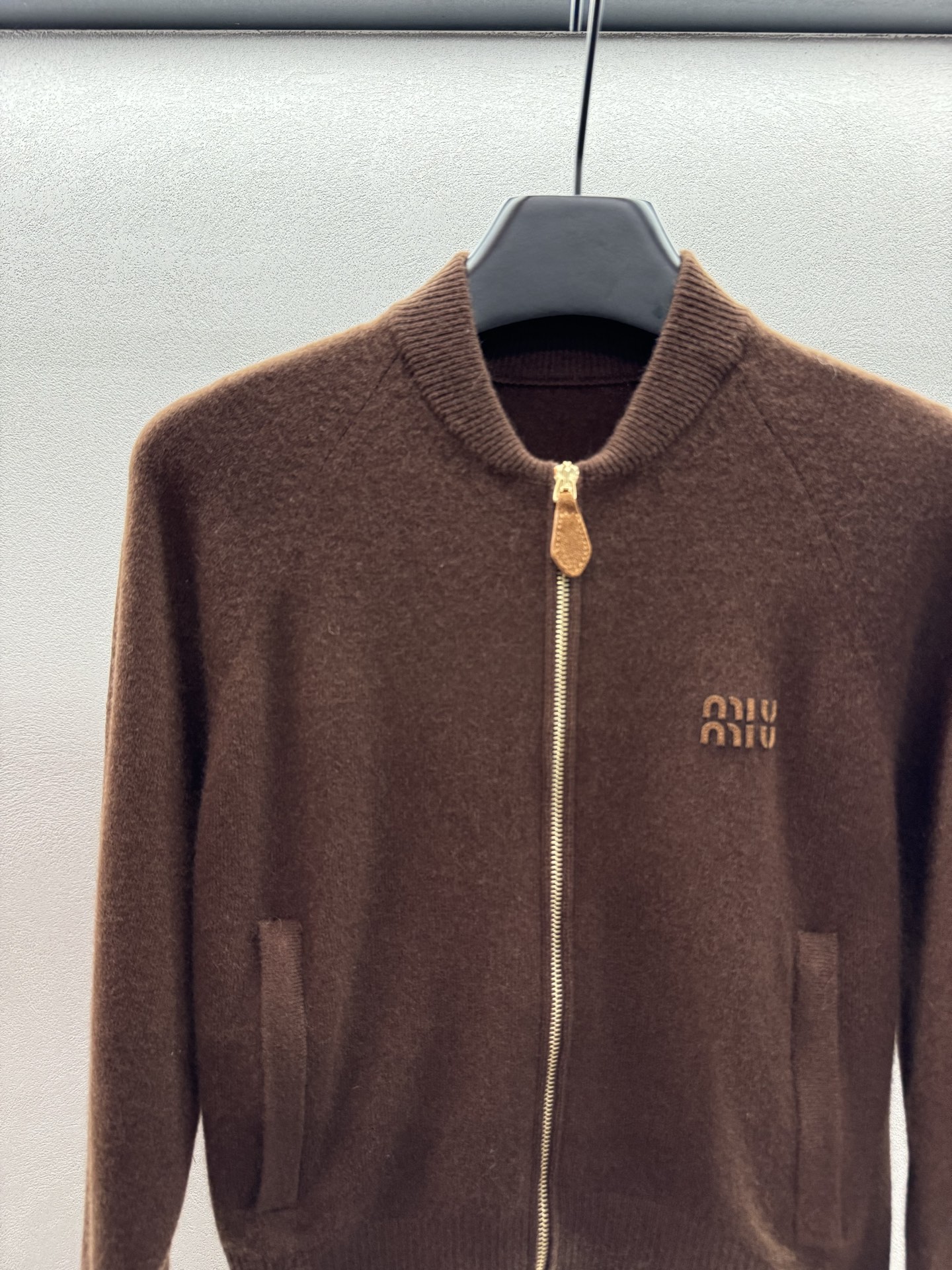 ￼ ❄️2025 Autumn and Winter❄️！MiuMi*，老钱风针织拉链外套，浓郁复古巧克