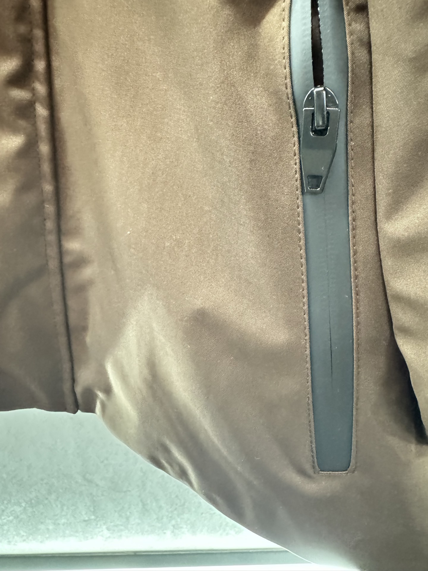 ￼ ❄️2025 Autumn and Winter❄️！小香中古冲锋衣夹克外套，面料抗风保暖，防水拉链