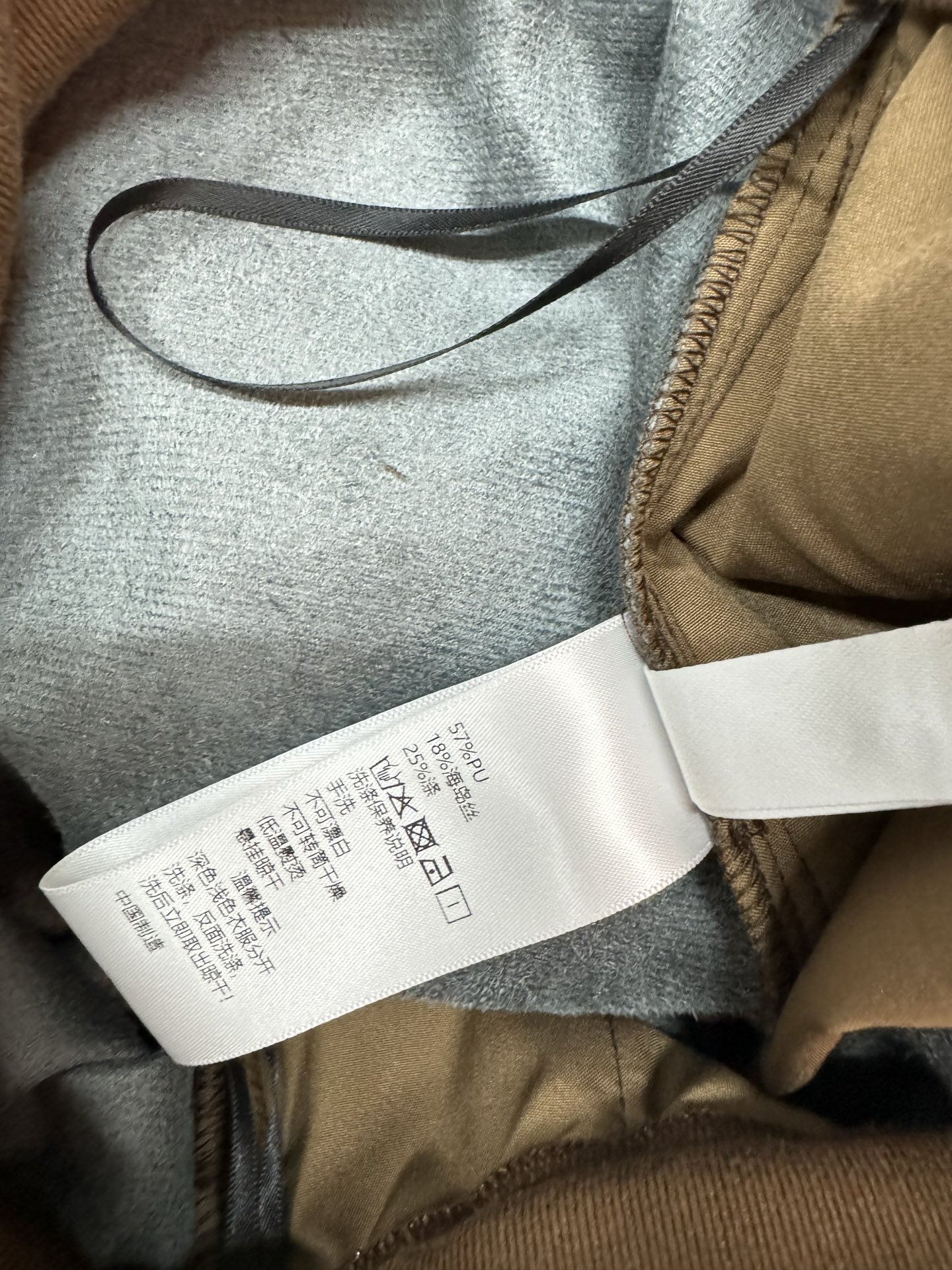 ￼ ❄️2025 Autumn and Winter❄️！Miu蛋白皮拼腰字母阔腿裤，💯蛋白环保皮革，百