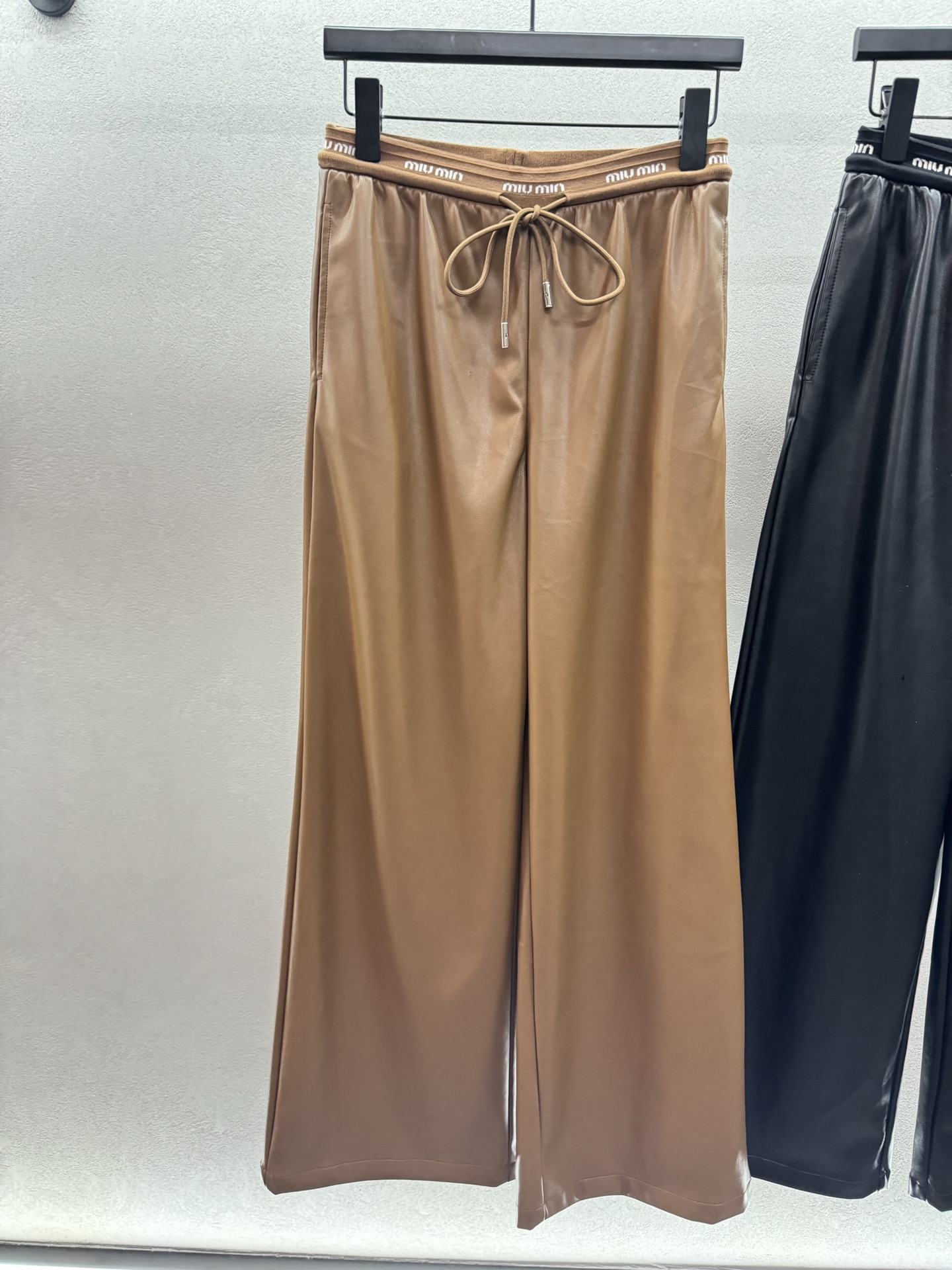 ￼ ❄️2025 Autumn and Winter❄️！Miu蛋白皮拼腰字母阔腿裤，💯蛋白环保皮革，百