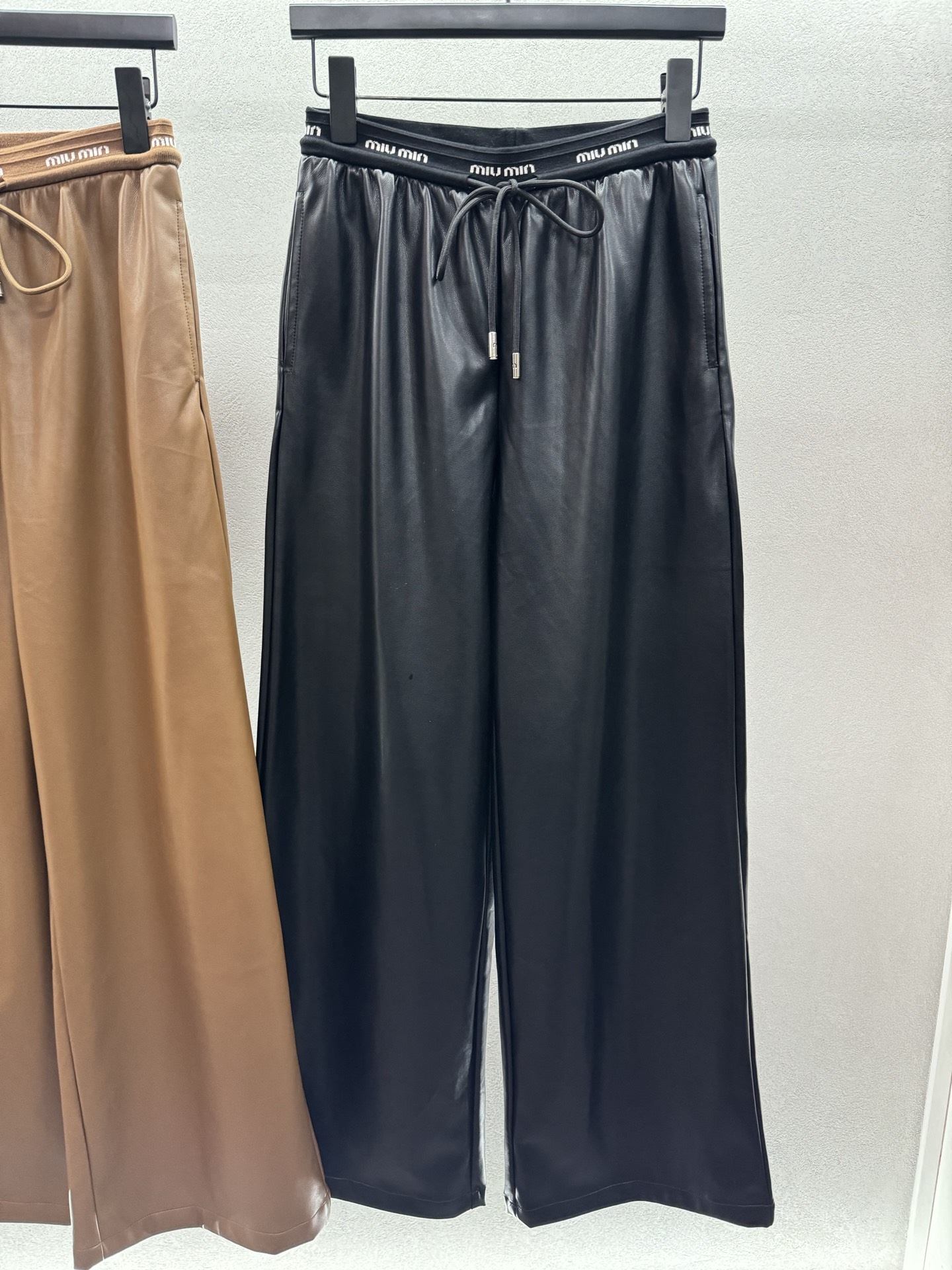 ￼ ❄️2025 Autumn and Winter❄️！Miu蛋白皮拼腰字母阔腿裤，💯蛋白环保皮革，百