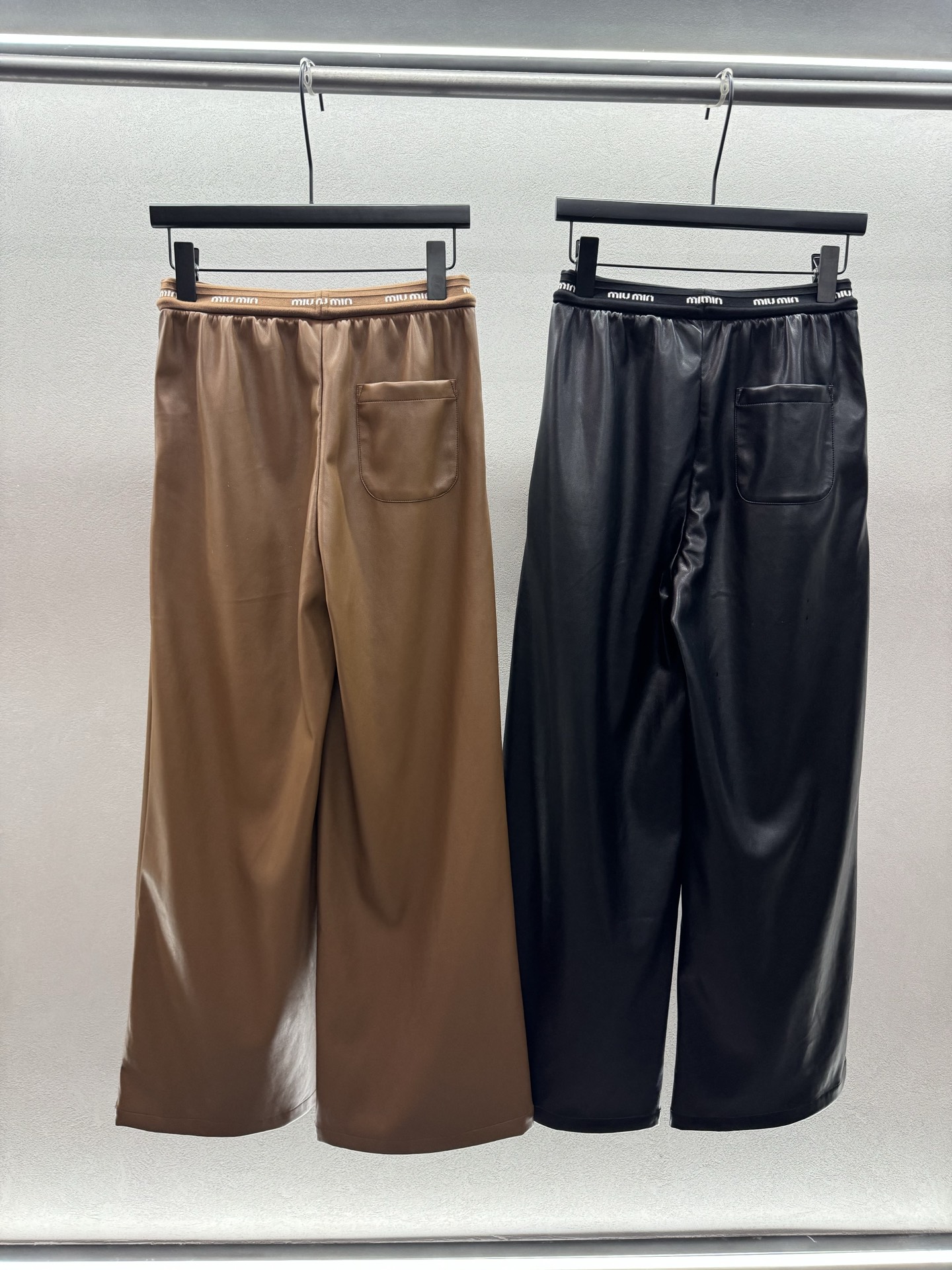 ￼ ❄️2025 Autumn and Winter❄️！Miu蛋白皮拼腰字母阔腿裤，💯蛋白环保皮革，百