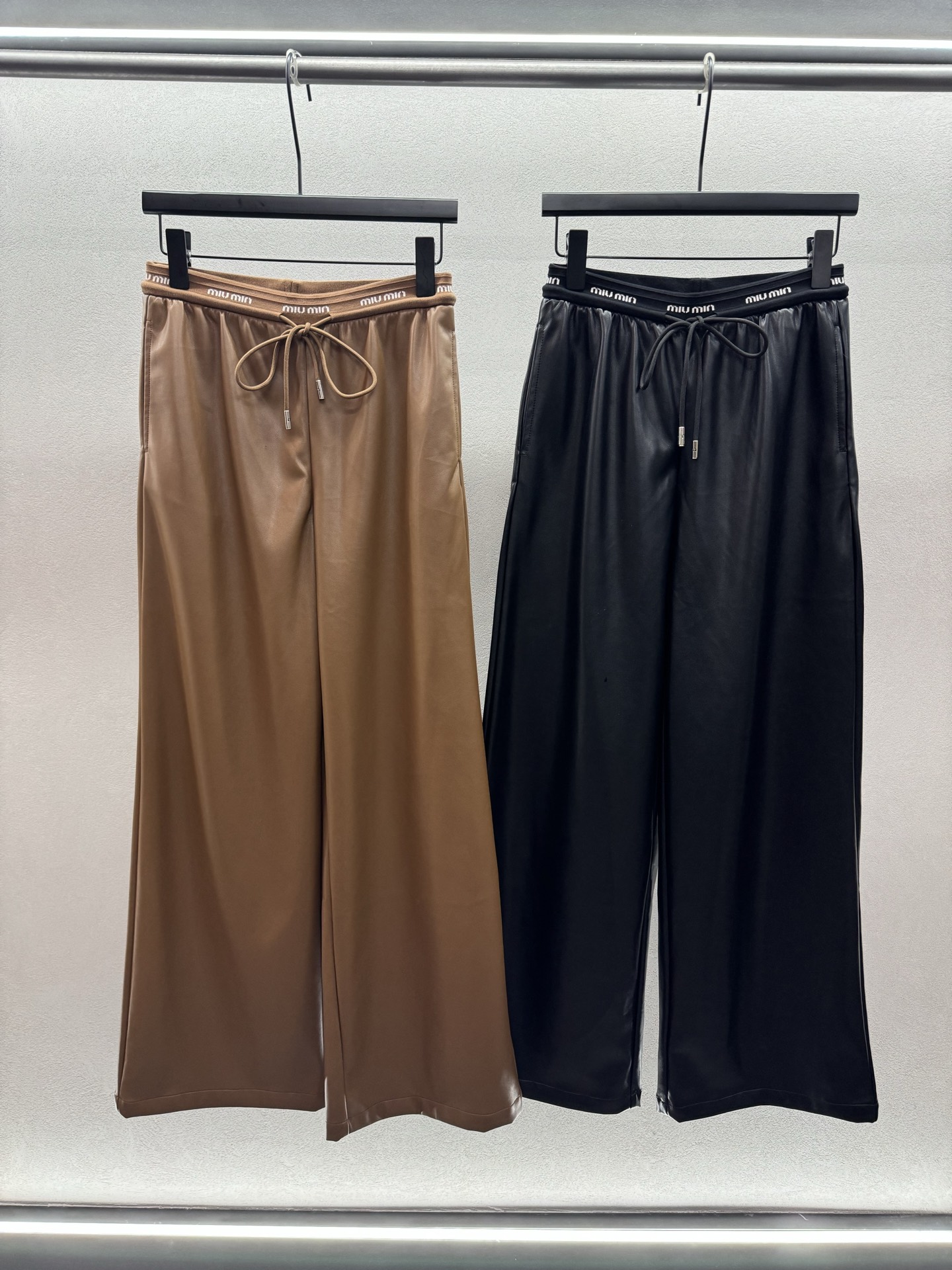 ￼ ❄️2025 Autumn and Winter❄️！Miu蛋白皮拼腰字母阔腿裤，💯蛋白环保皮革，百