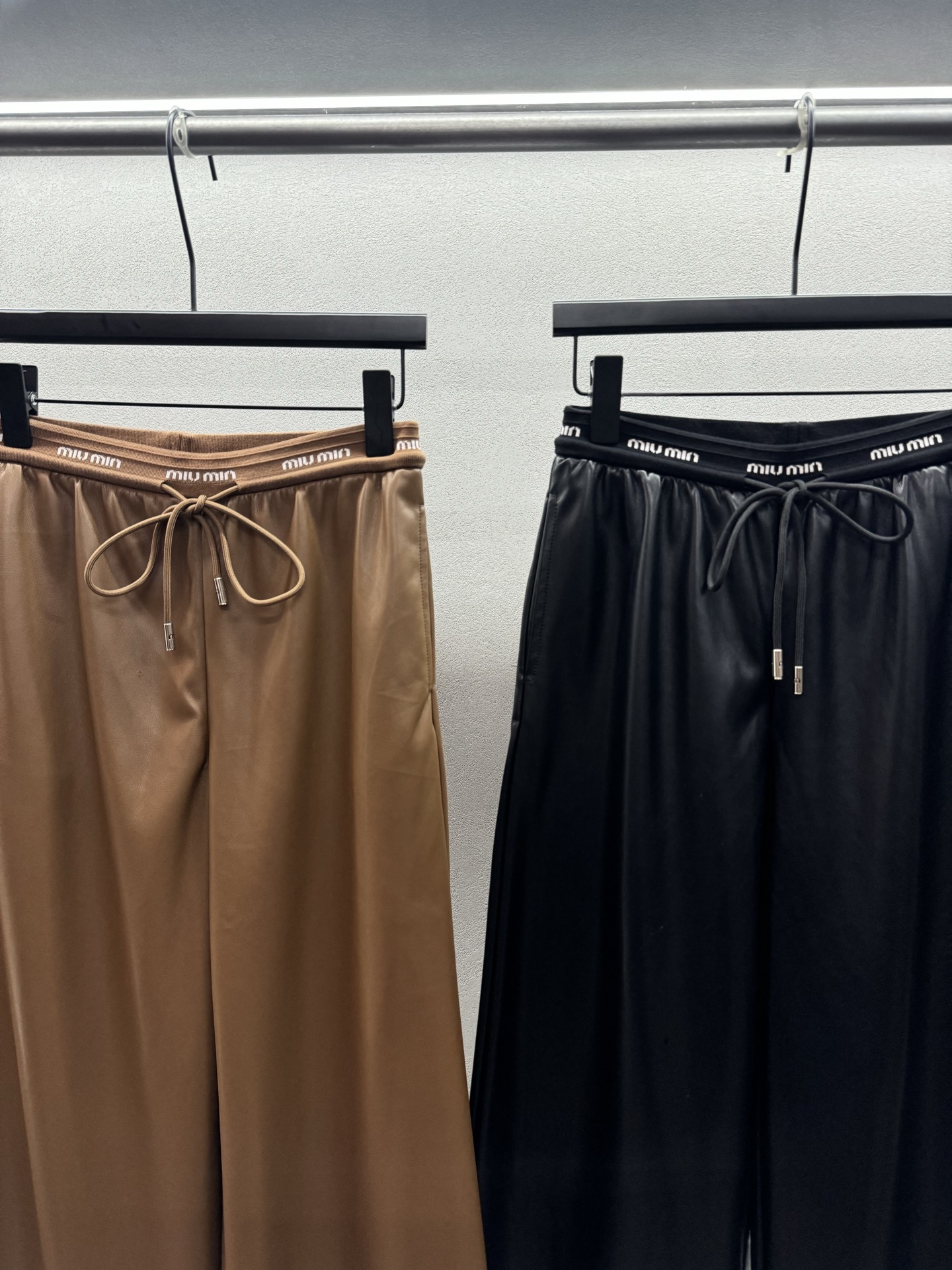 ￼ ❄️2025 Autumn and Winter❄️！Miu蛋白皮拼腰字母阔腿裤，💯蛋白环保皮革，百