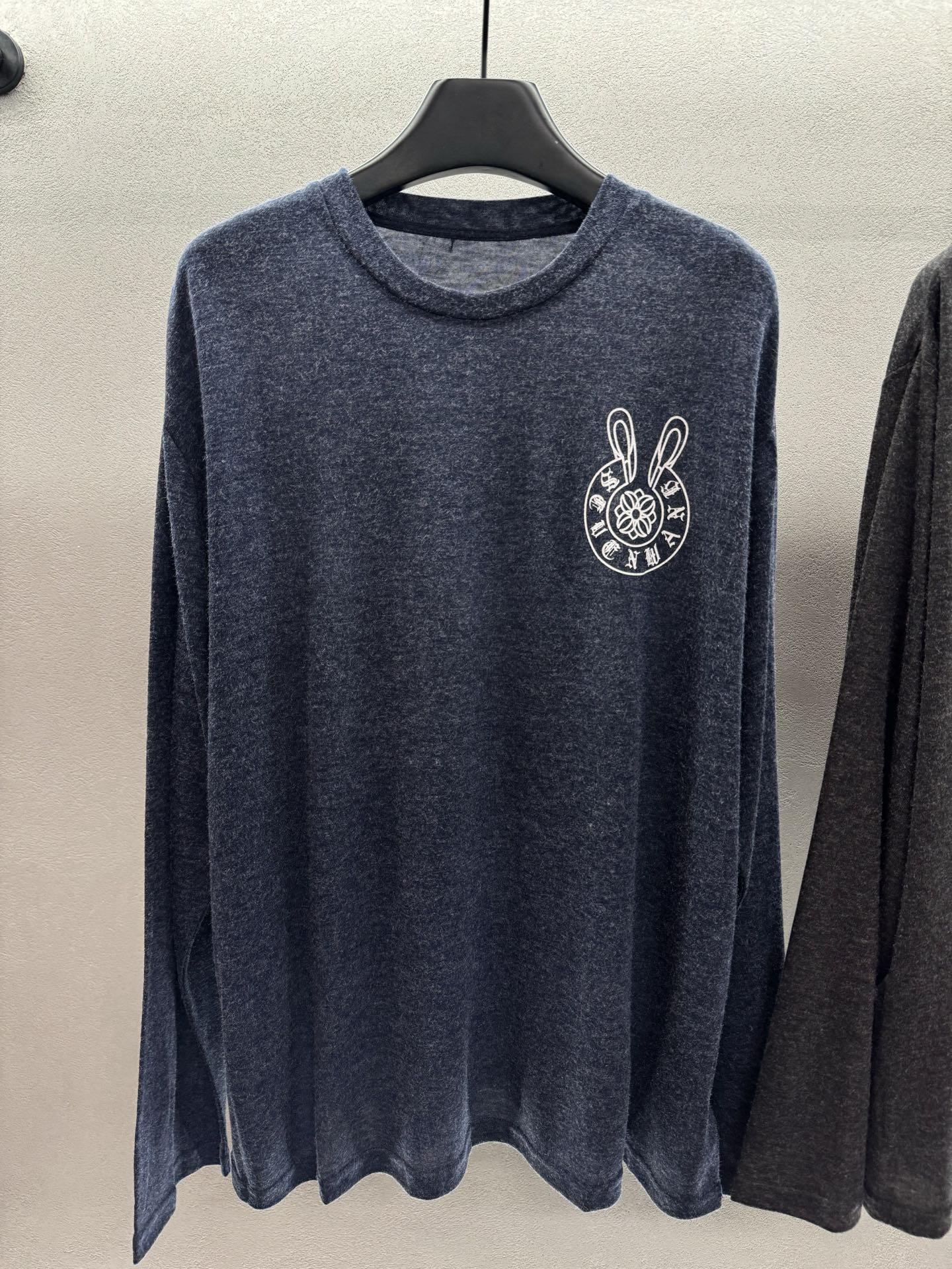 ￼ ❄️2025 Autumn and Winter❄️！克罗*心，马蹄米字旗长袖T恤，慵懒松弛感满满，