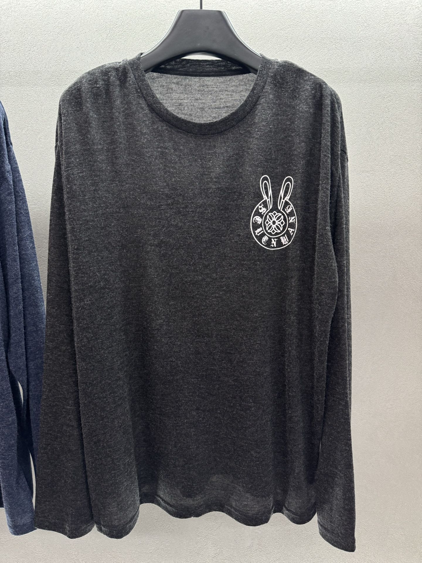 ￼ ❄️2025 Autumn and Winter❄️！克罗*心，马蹄米字旗长袖T恤，慵懒松弛感满满，