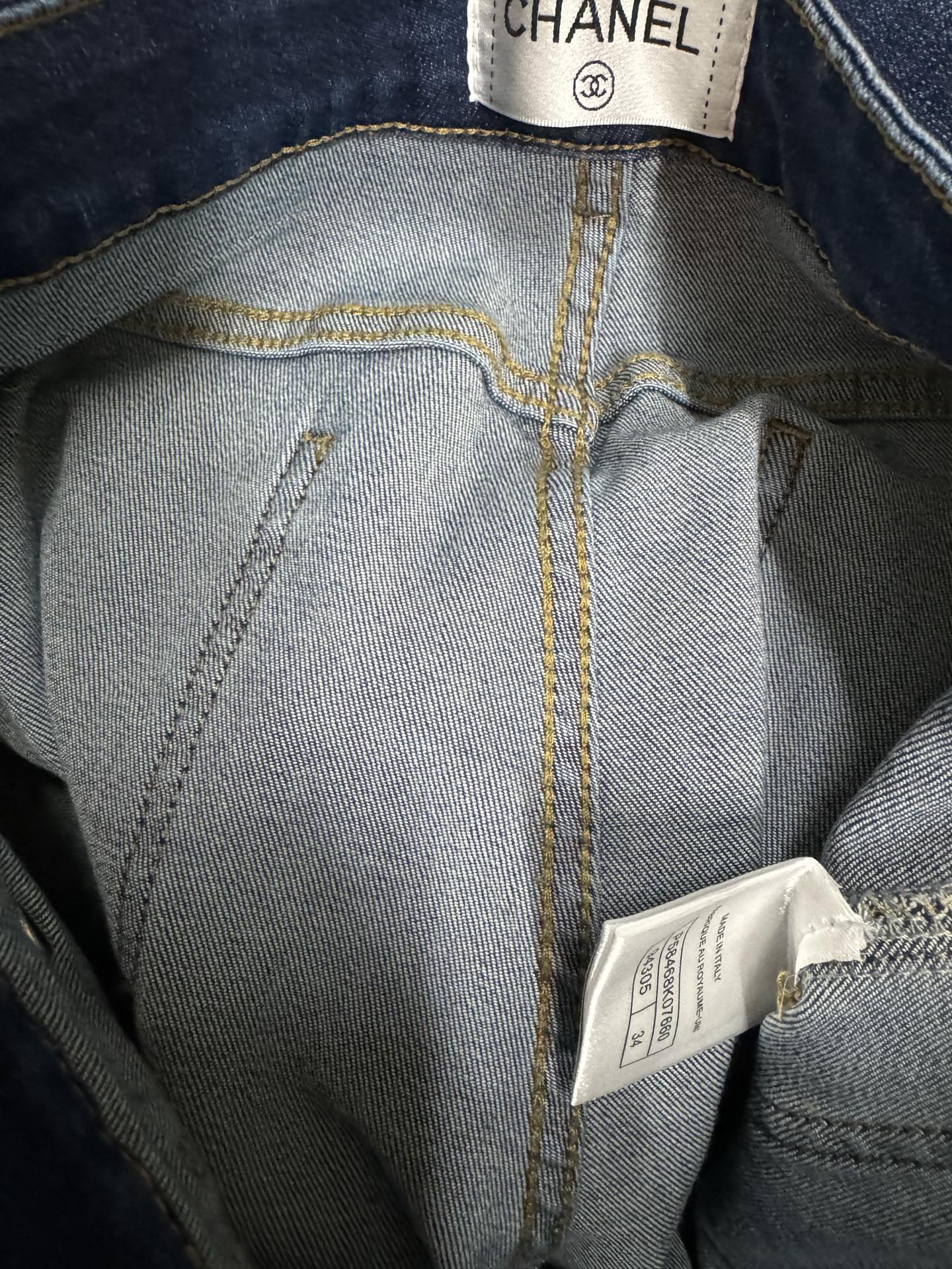 ￼ ￼￼ ❄️2025 Autumn and Winter❄️！小香刺绣弹力微喇裤，采用棉弹牛仔棉材质，