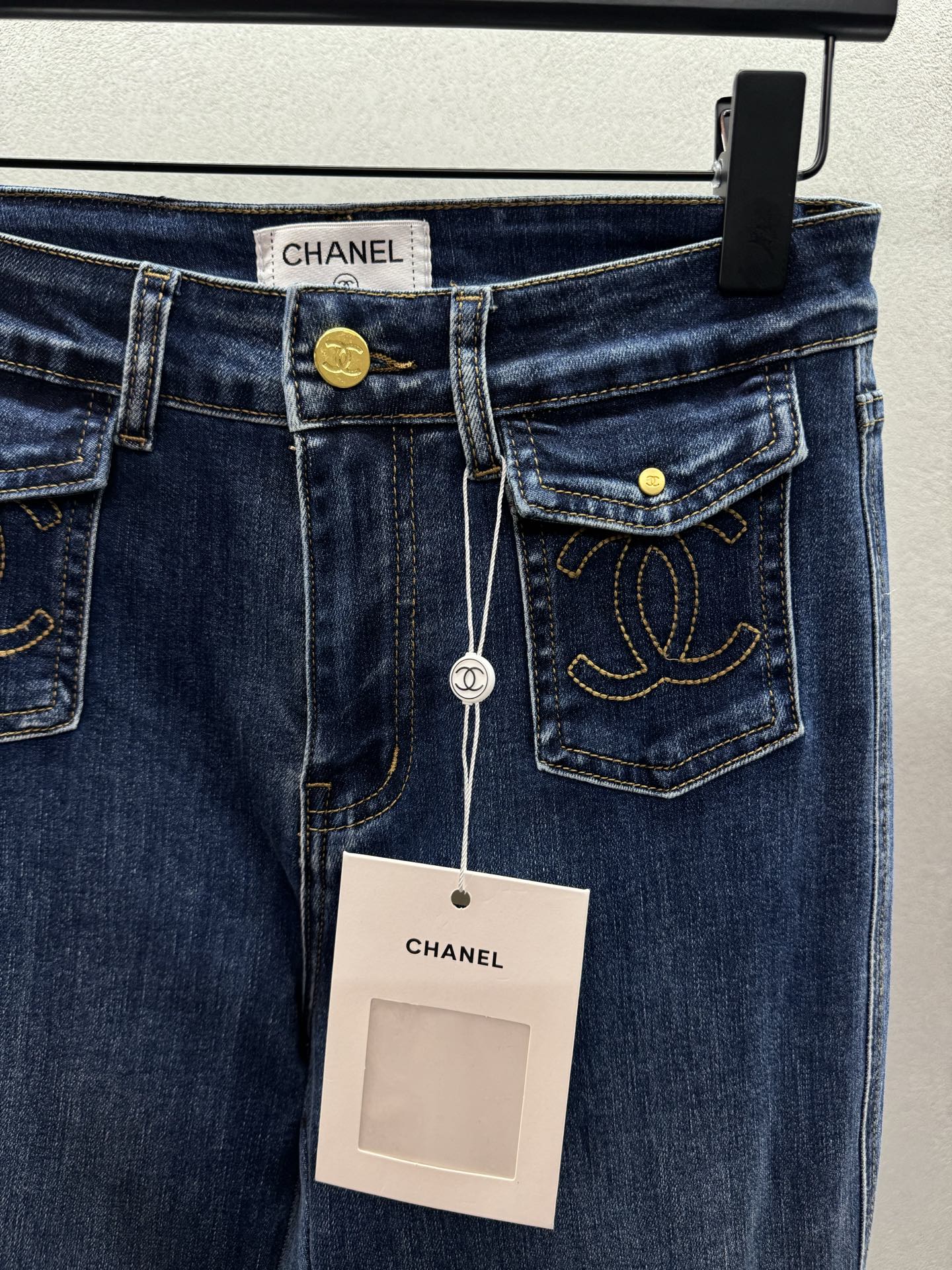 ￼ ￼￼ ❄️2025 Autumn and Winter❄️！小香刺绣弹力微喇裤，采用棉弹牛仔棉材质，