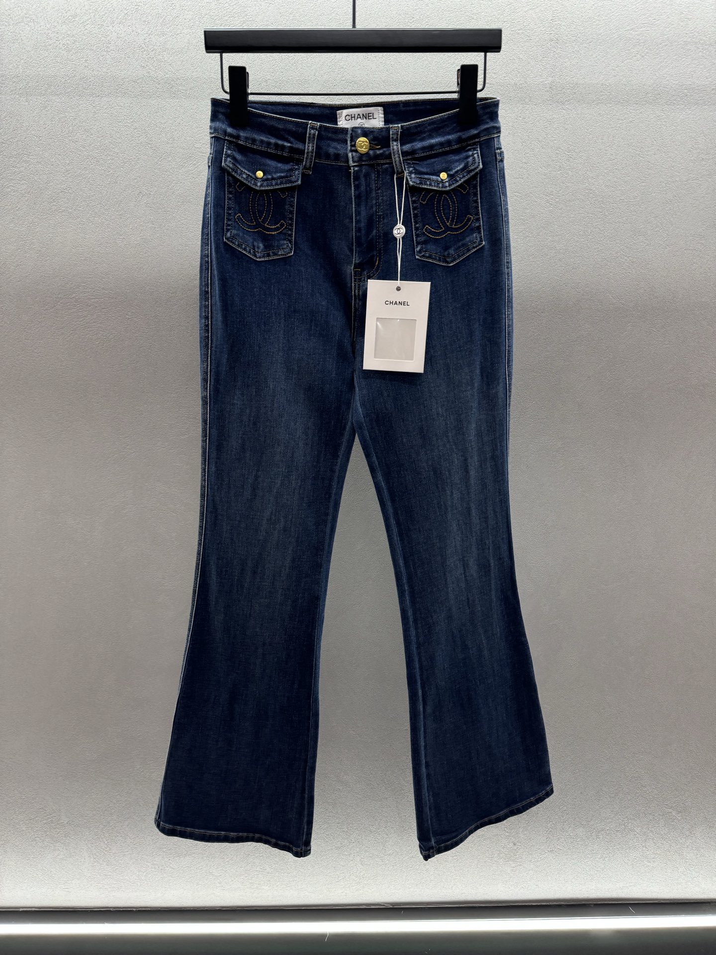 ￼ ￼￼ ❄️2025 Autumn and Winter❄️！小香刺绣弹力微喇裤，采用棉弹牛仔棉材质，