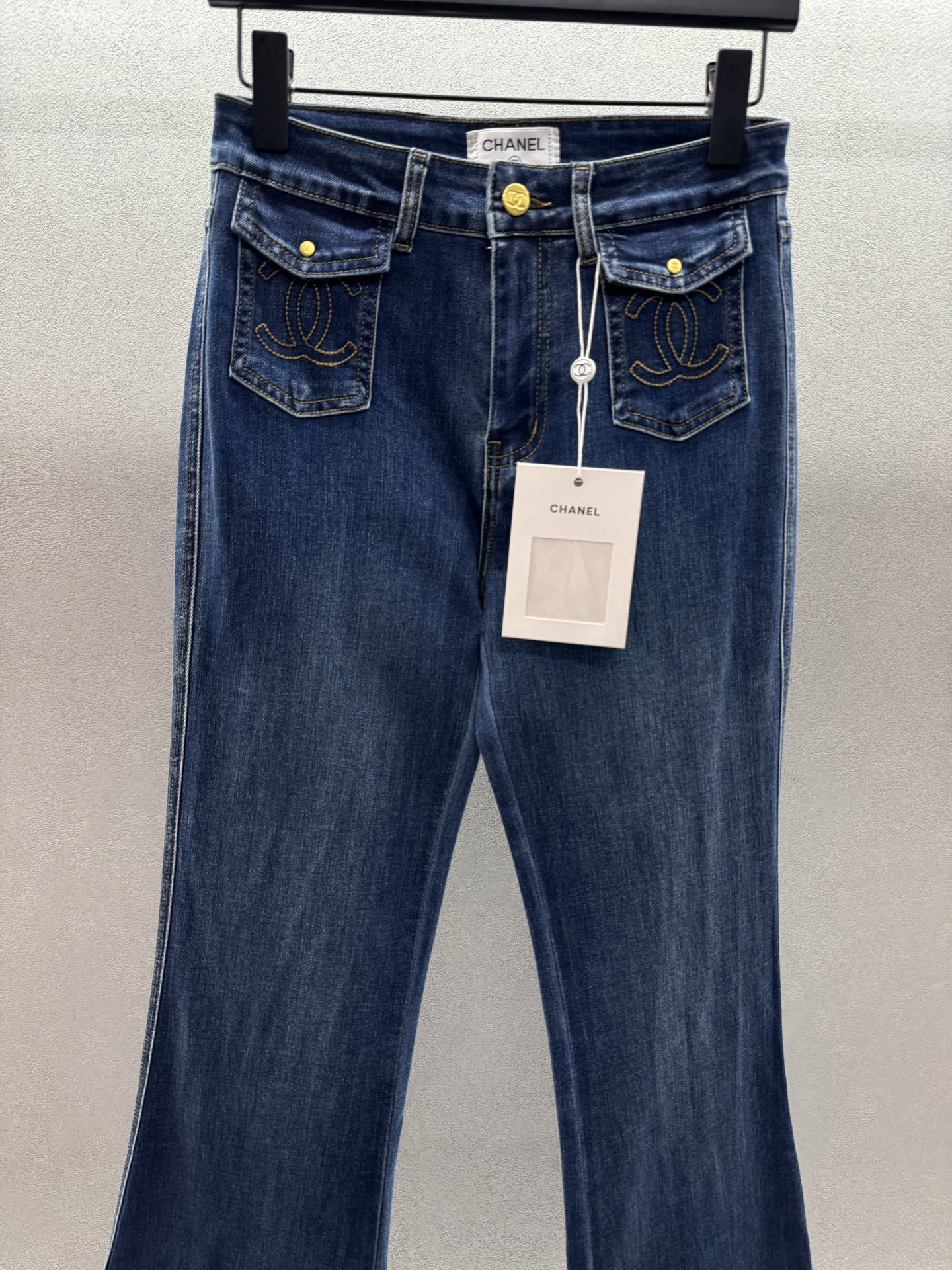 ￼ ￼￼ ❄️2025 Autumn and Winter❄️！小香刺绣弹力微喇裤，采用棉弹牛仔棉材质，