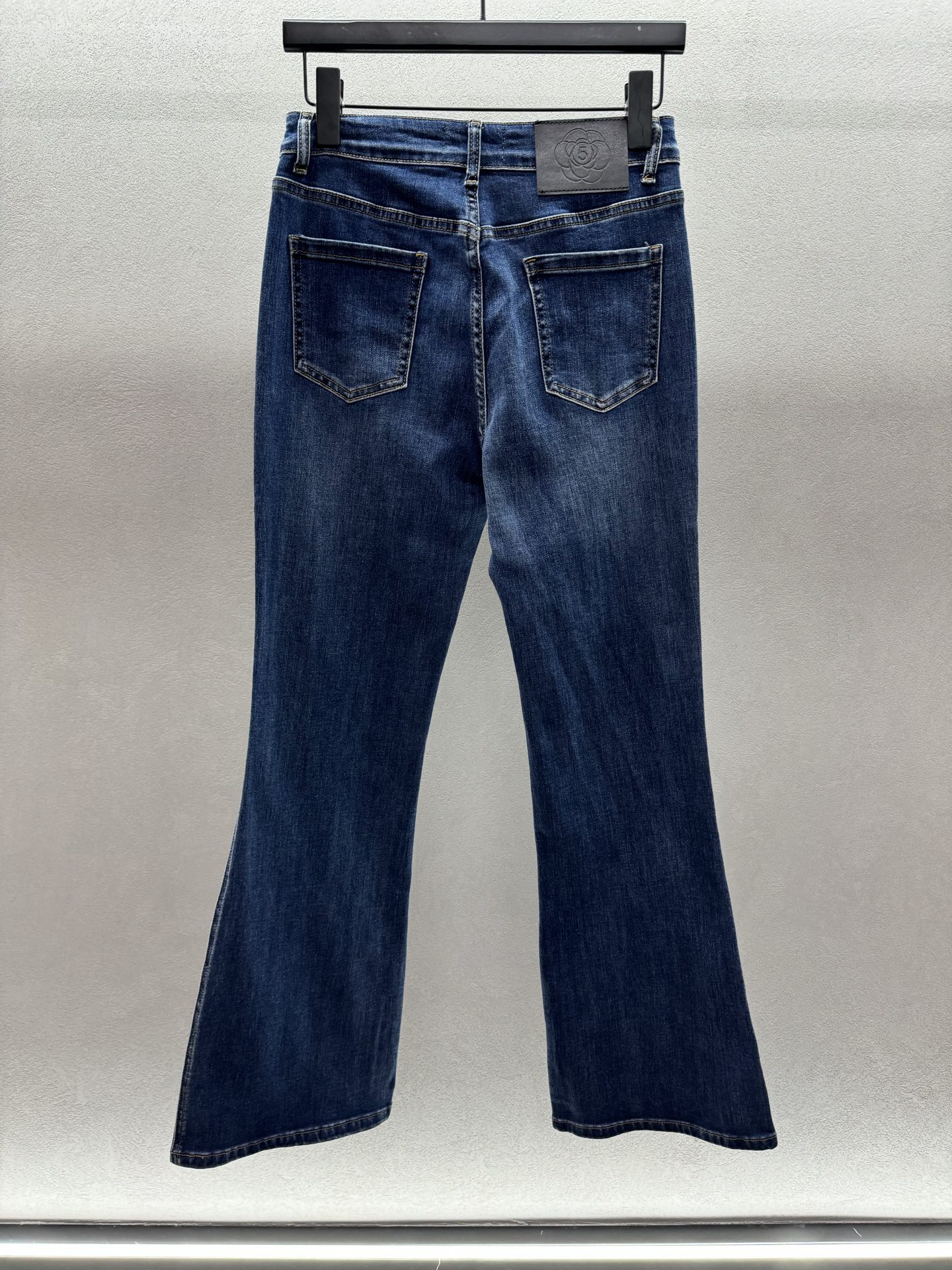 ￼ ￼￼ ❄️2025 Autumn and Winter❄️！小香刺绣弹力微喇裤，采用棉弹牛仔棉材质，