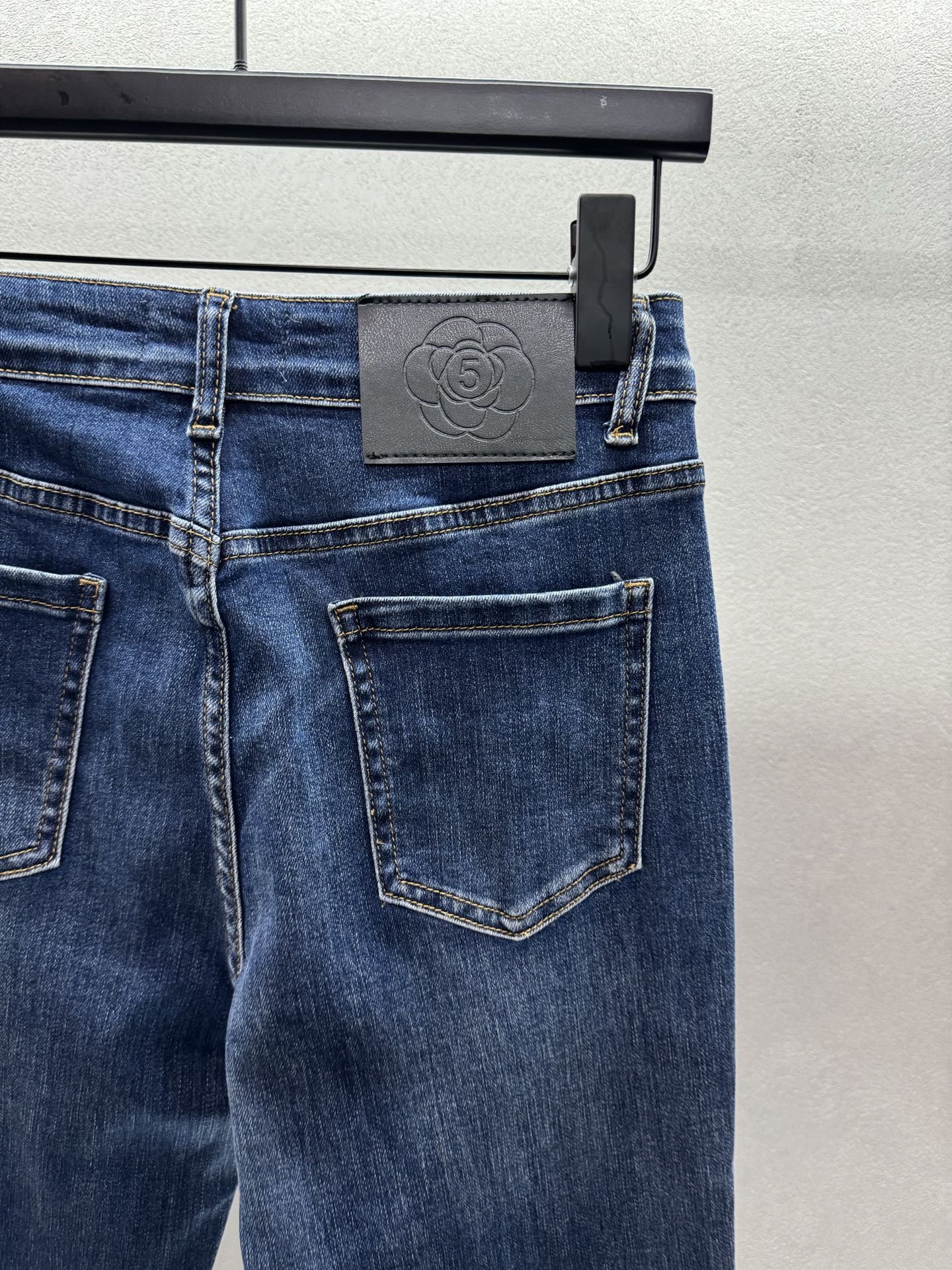 ￼ ￼￼ ❄️2025 Autumn and Winter❄️！小香刺绣弹力微喇裤，采用棉弹牛仔棉材质，