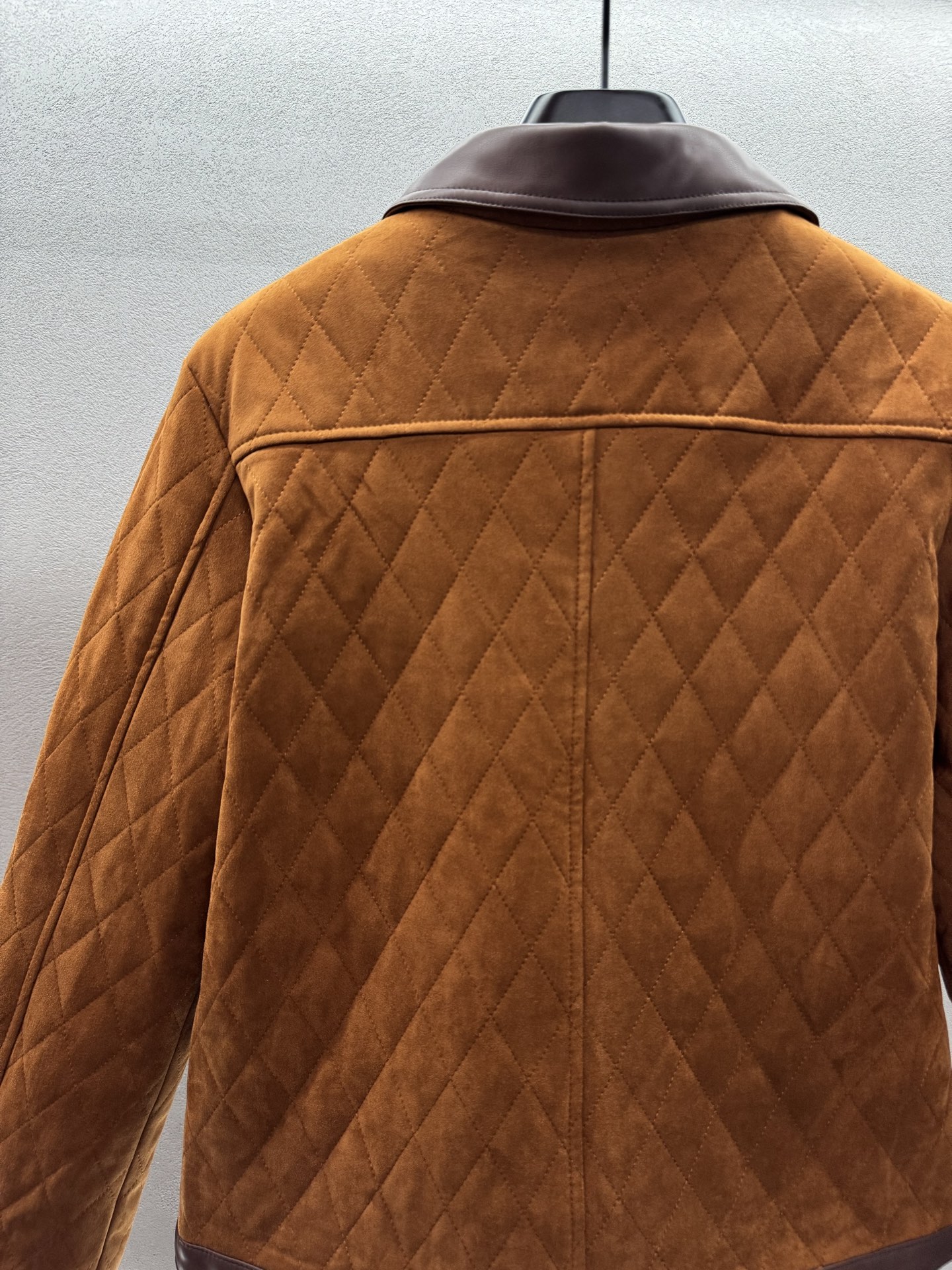 ￼ ❄️2025 Autumn and Winter❄️！Celin*，撞色棉服麂皮外套，挺括质感，拉链