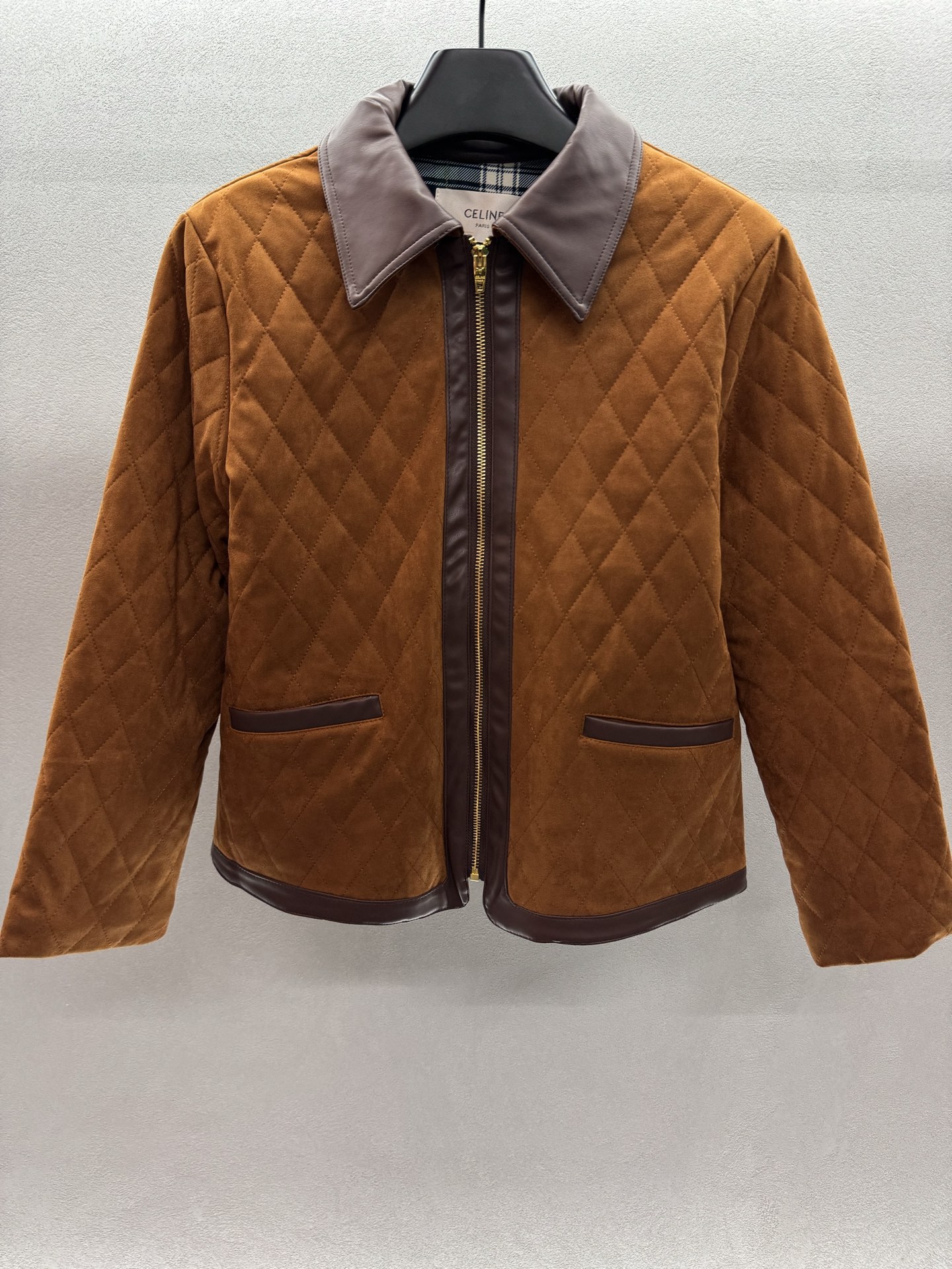 ￼ ❄️2025 Autumn and Winter❄️！Celin*，撞色棉服麂皮外套，挺括质感，拉链