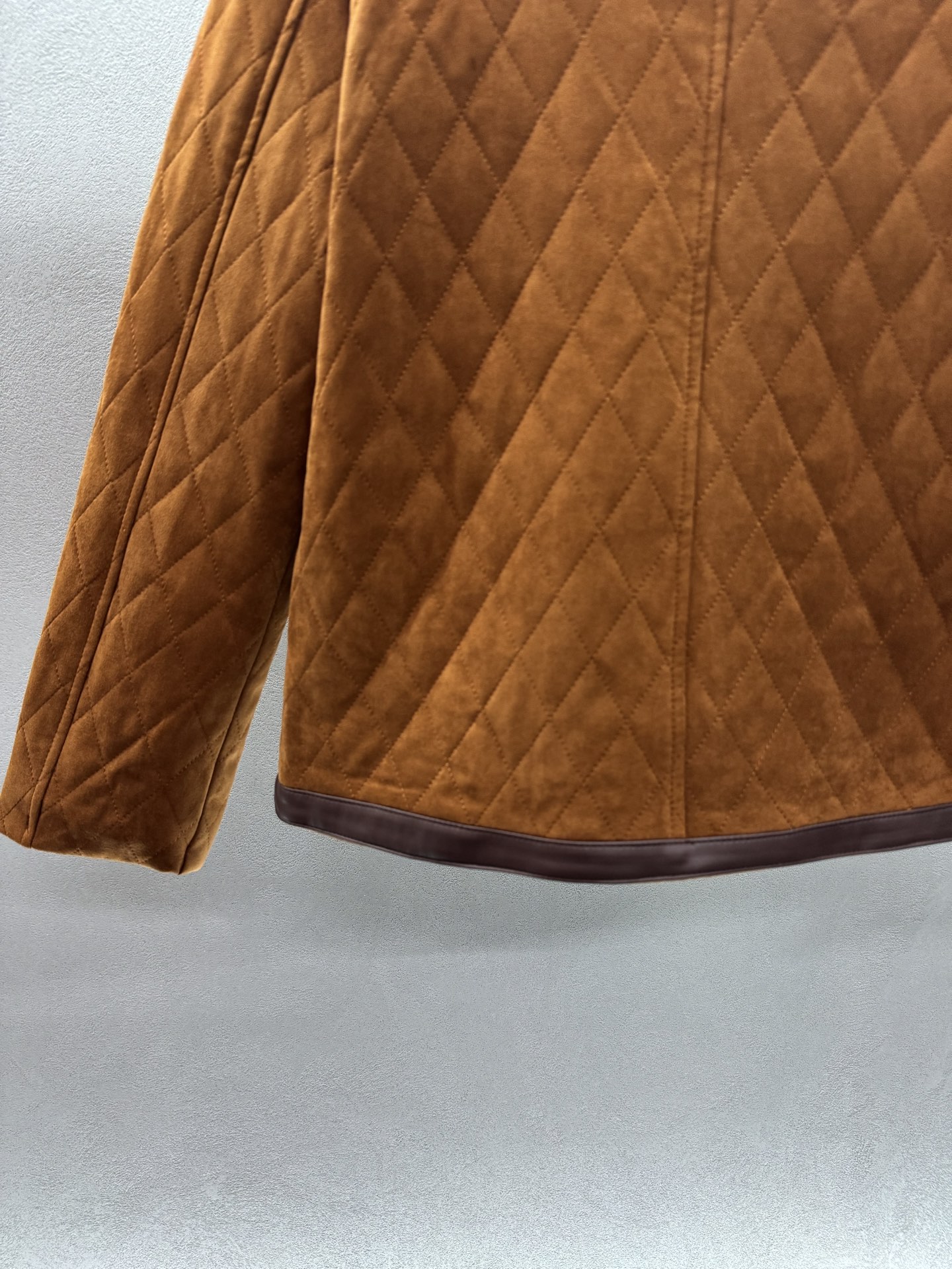 ￼ ❄️2025 Autumn and Winter❄️！Celin*，撞色棉服麂皮外套，挺括质感，拉链